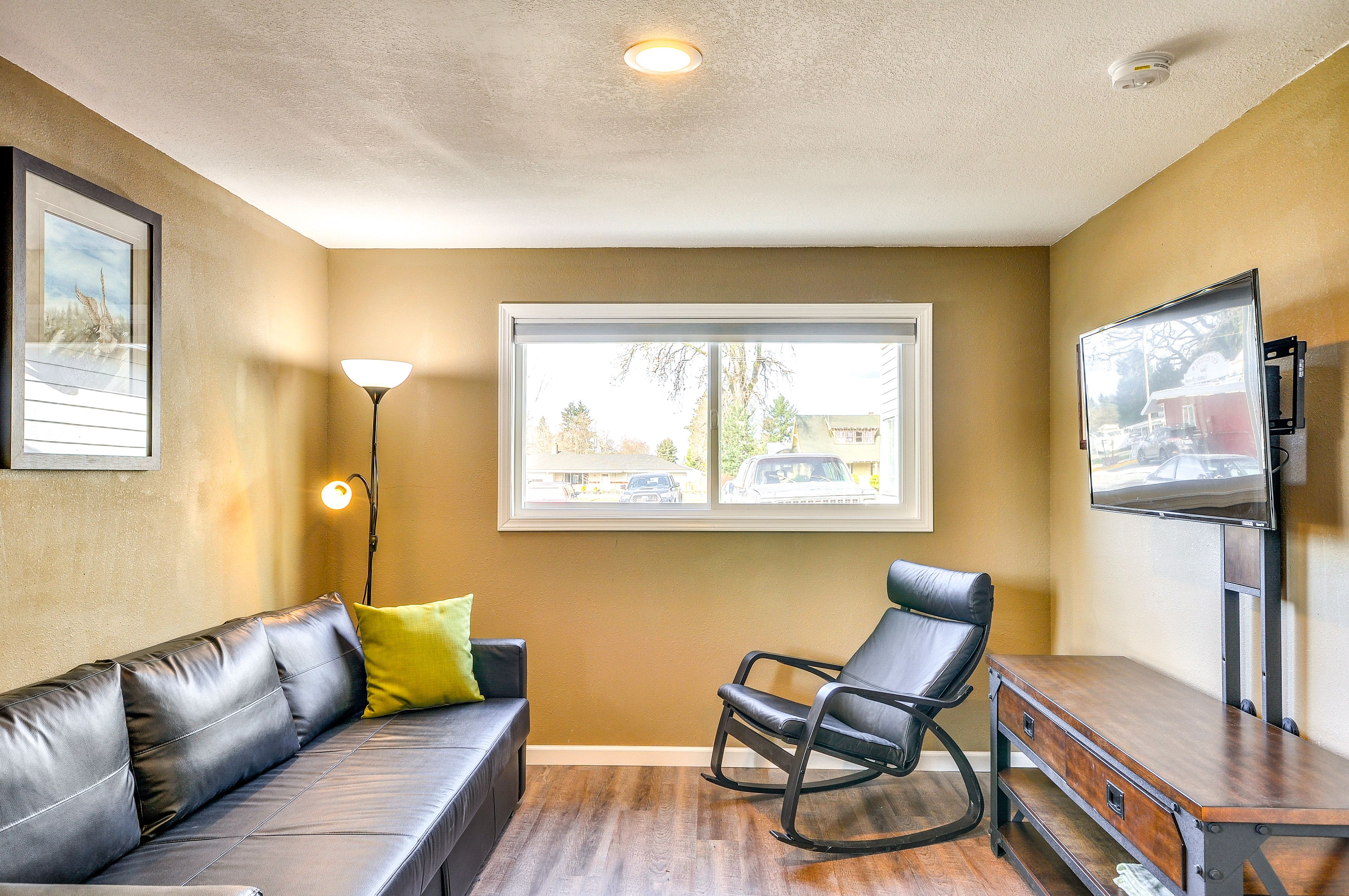 Estacada Vacation Rental | 1BR | 1BA | 460 Sq Ft | 1 Step Required