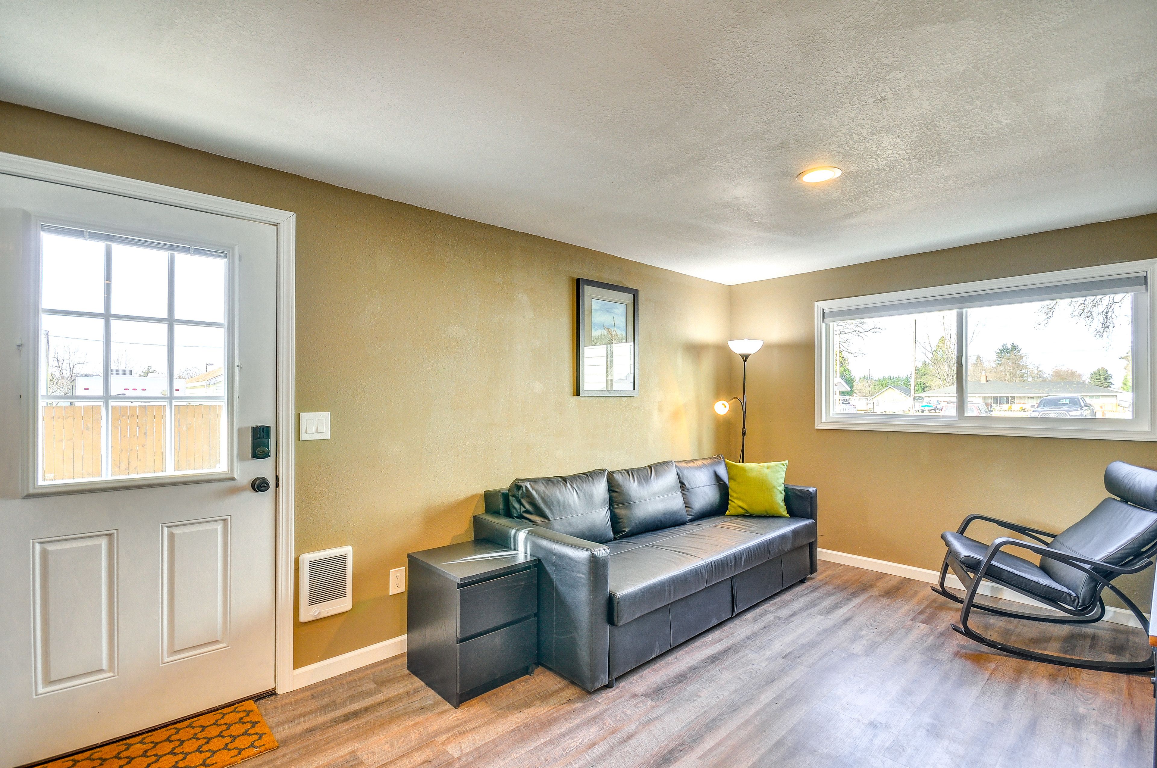 Living Room | Sleeper Sofa | Free WiFi