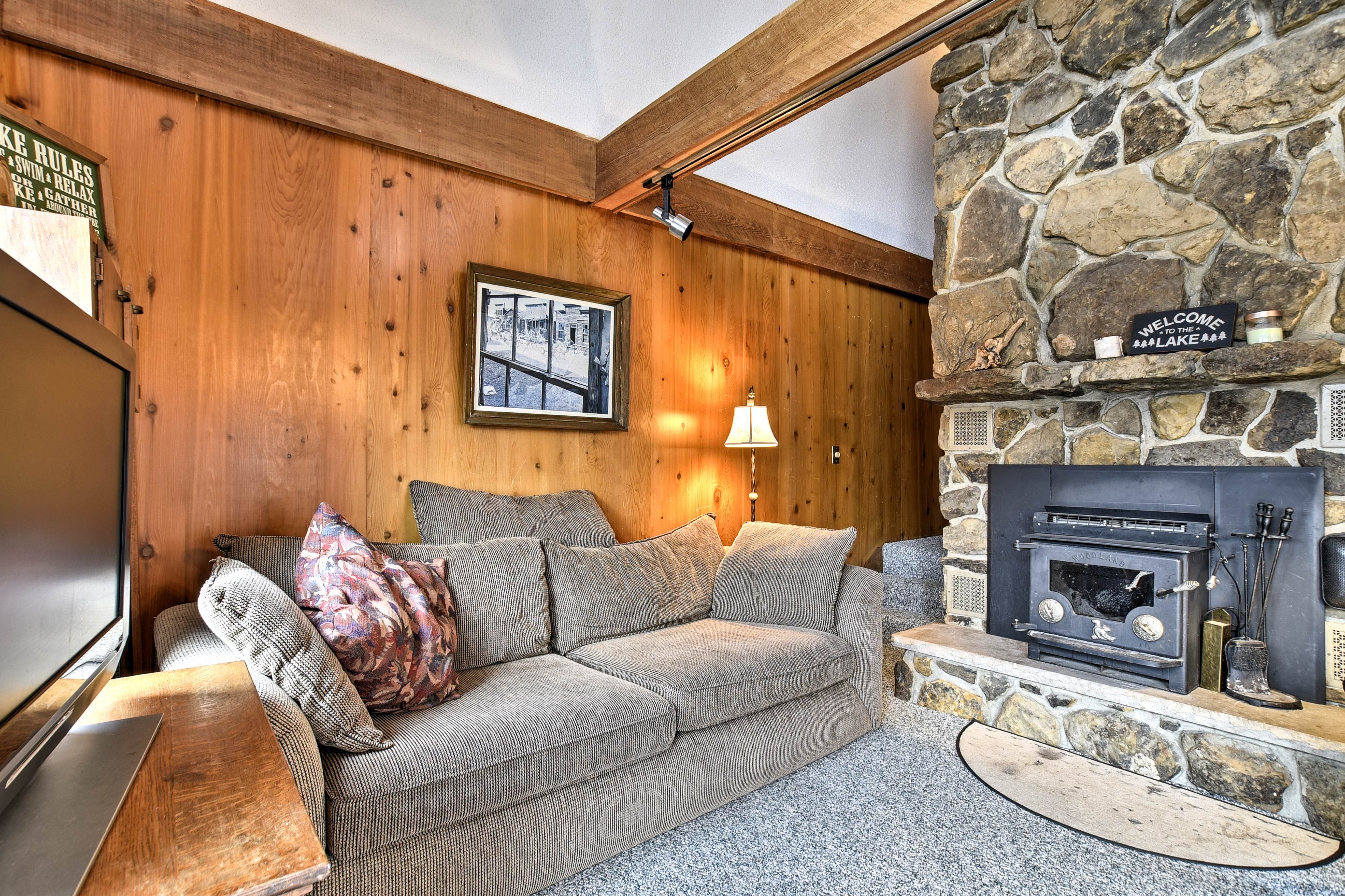 Living Room | Flat-Screen TV w/ Cable