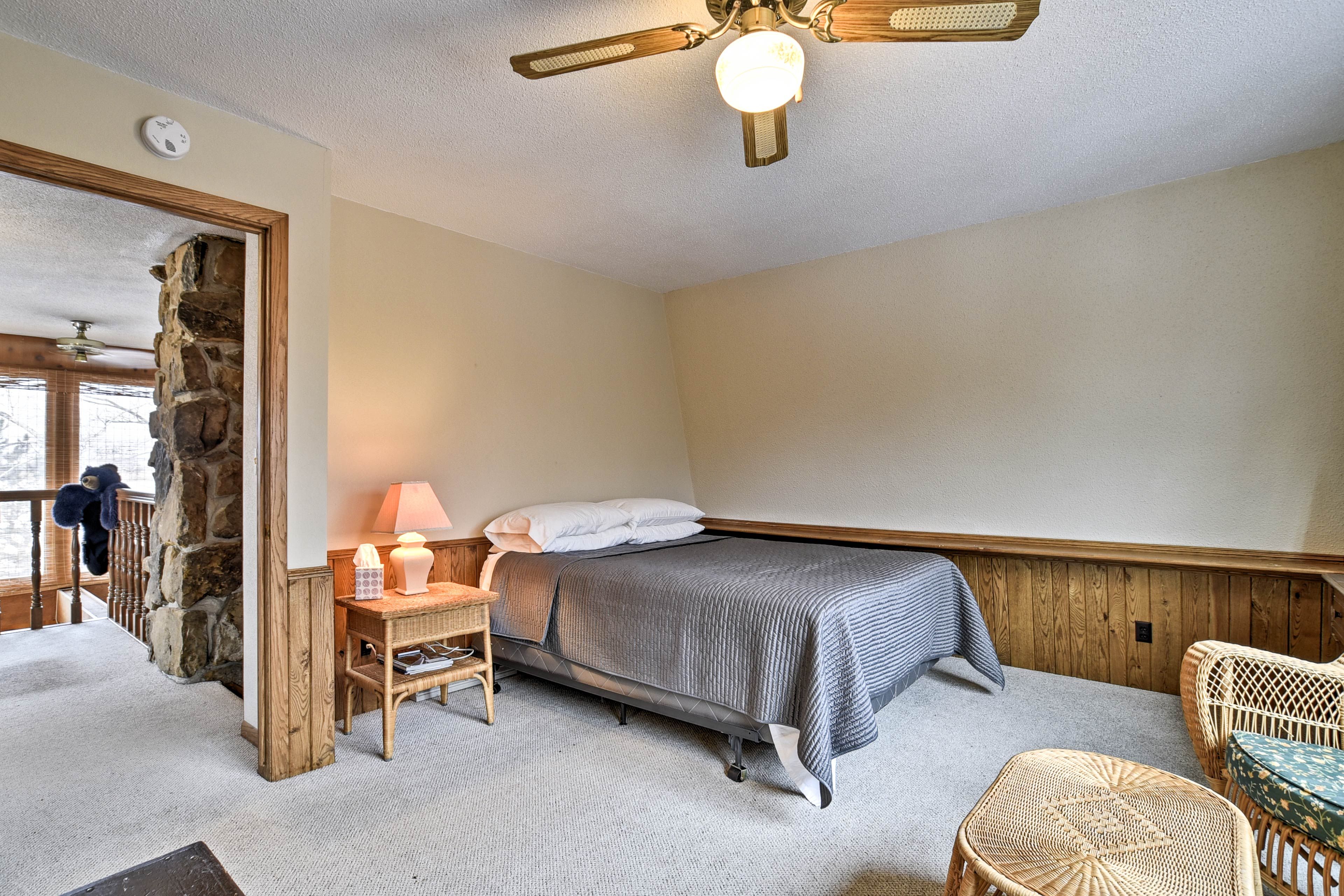 Bedroom 1 | Queen Bed