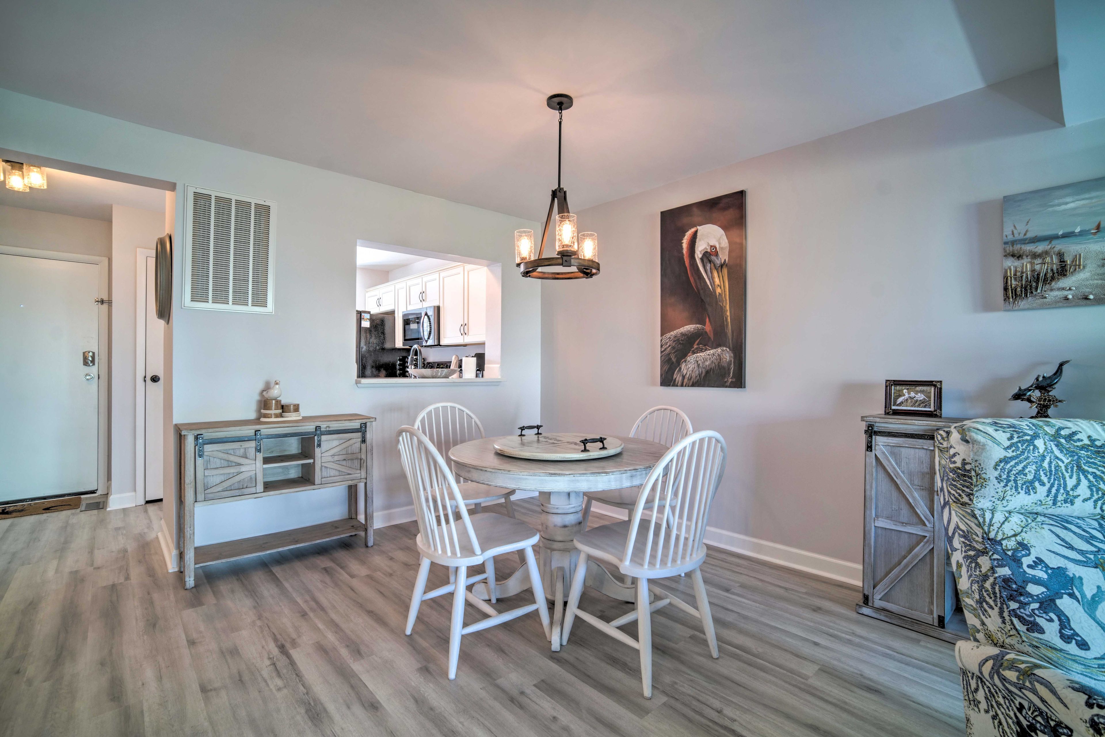 Dining Area | Dishes & Flatware Provided