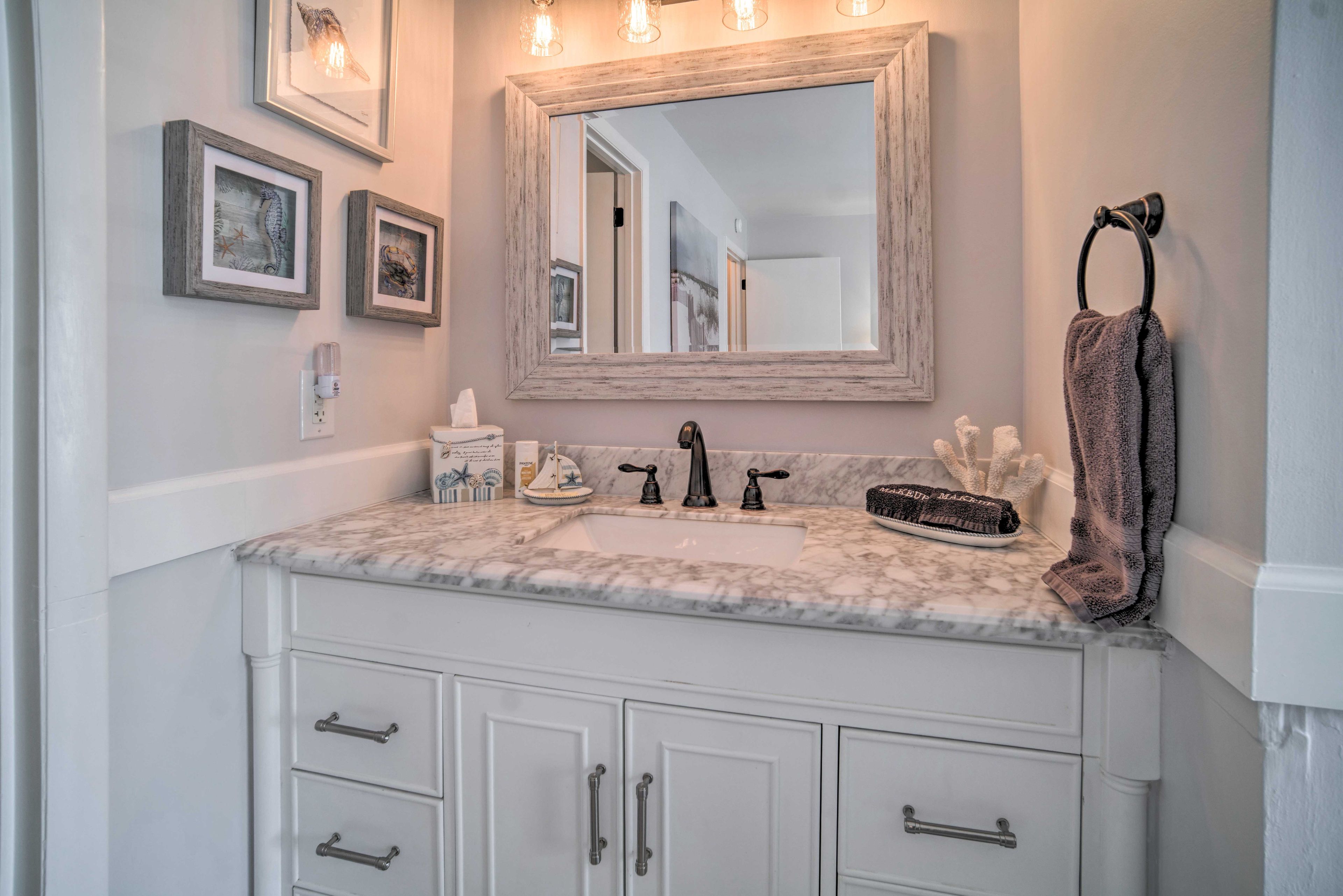Full Bathroom | Complimentary Toiletires