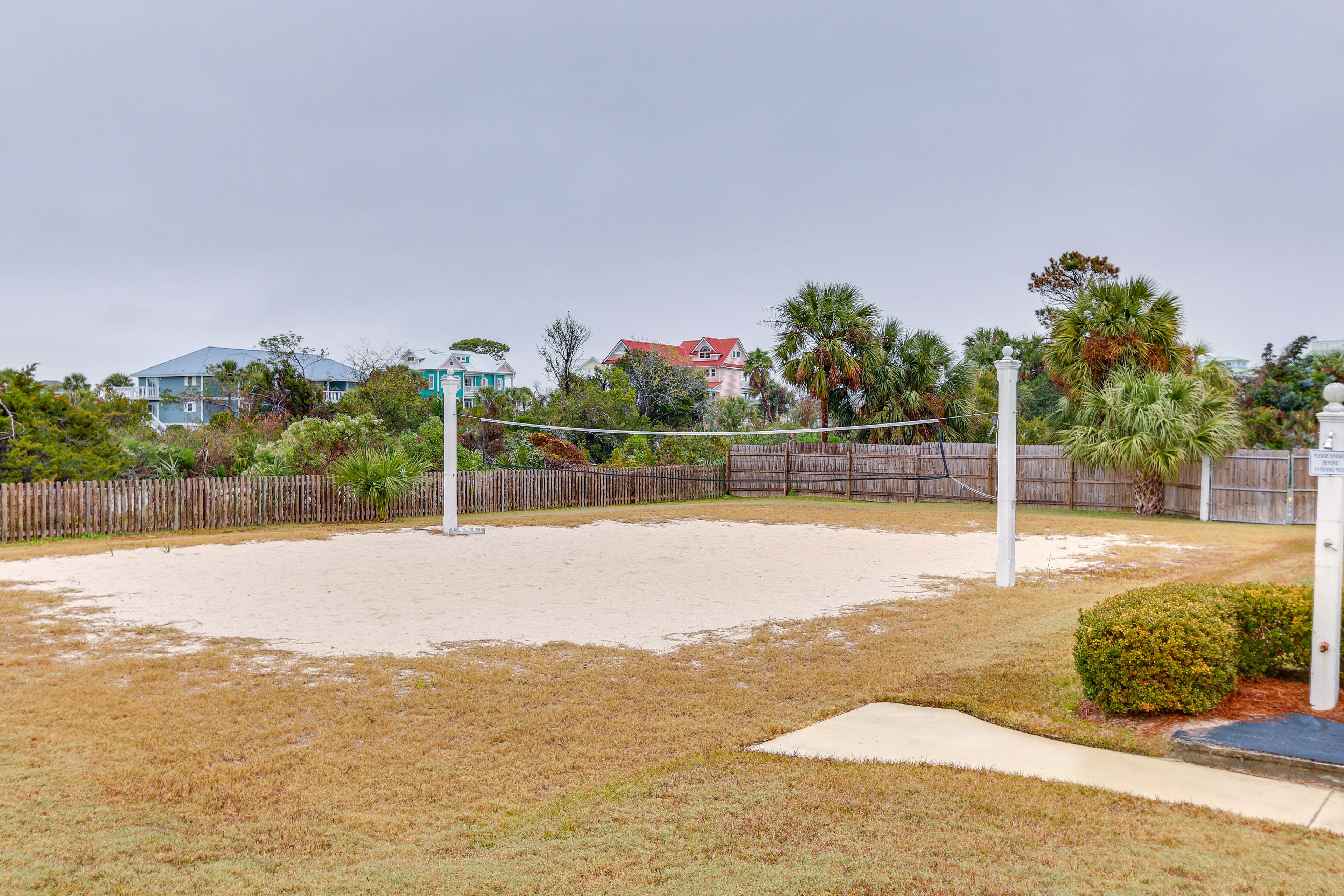 Community Amenities | Volleyball | Tennis & Pickleball