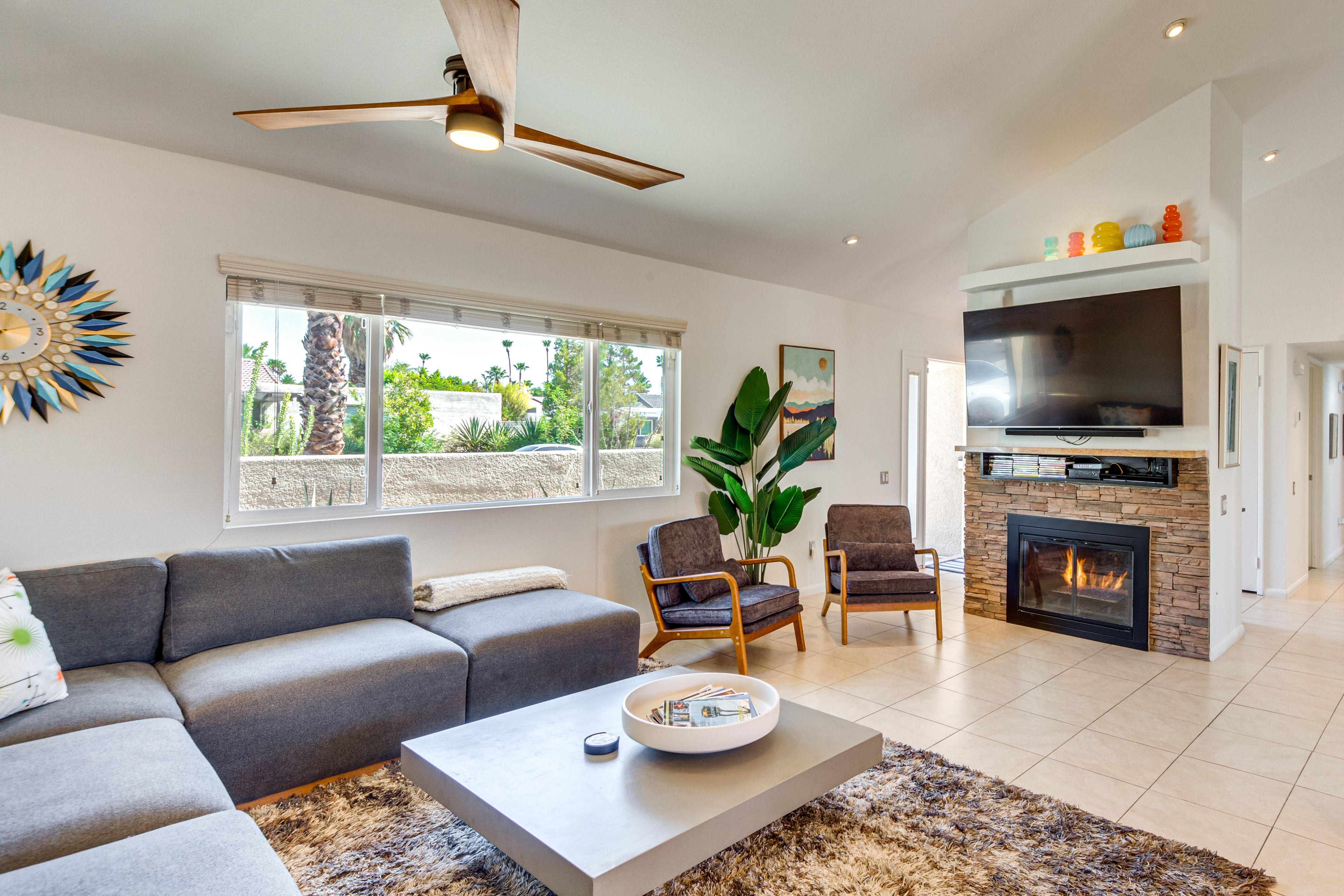 Living Room | Smart TV | Gas Fireplace | Central A/C | Free WiFi