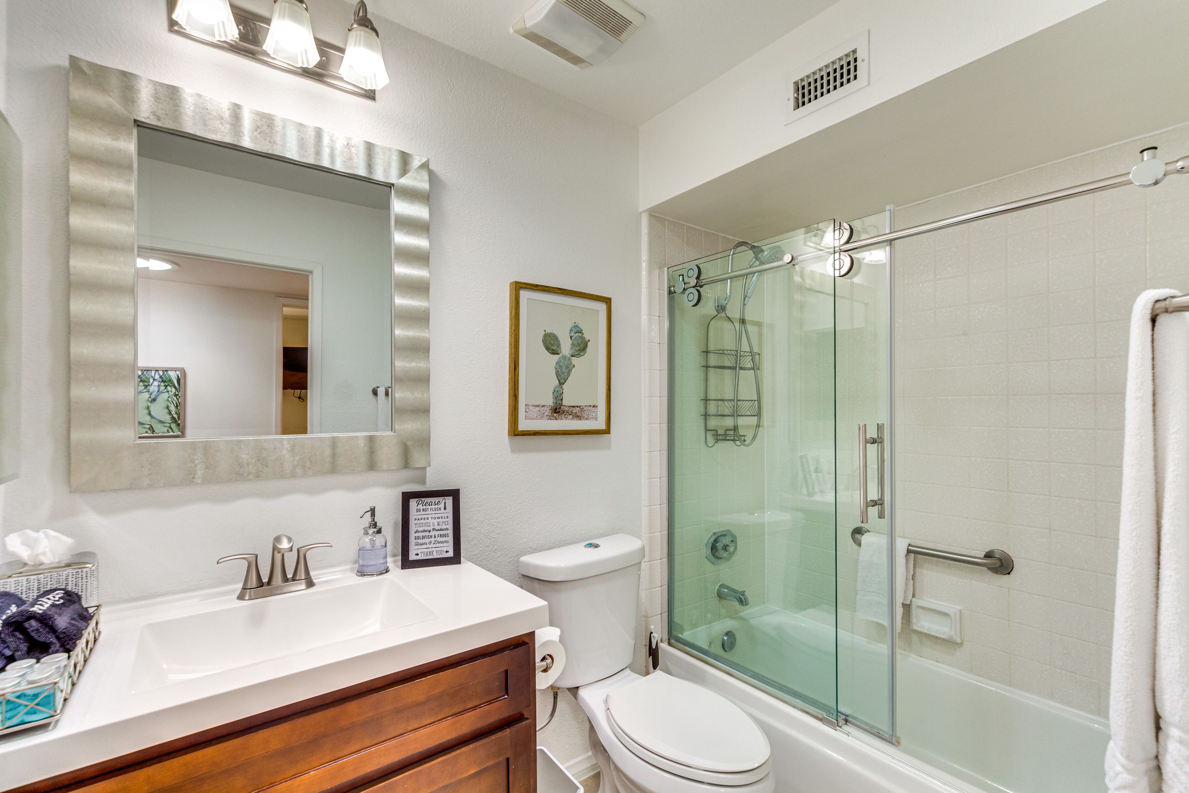 Full Bathroom | Complimentary Toiletries