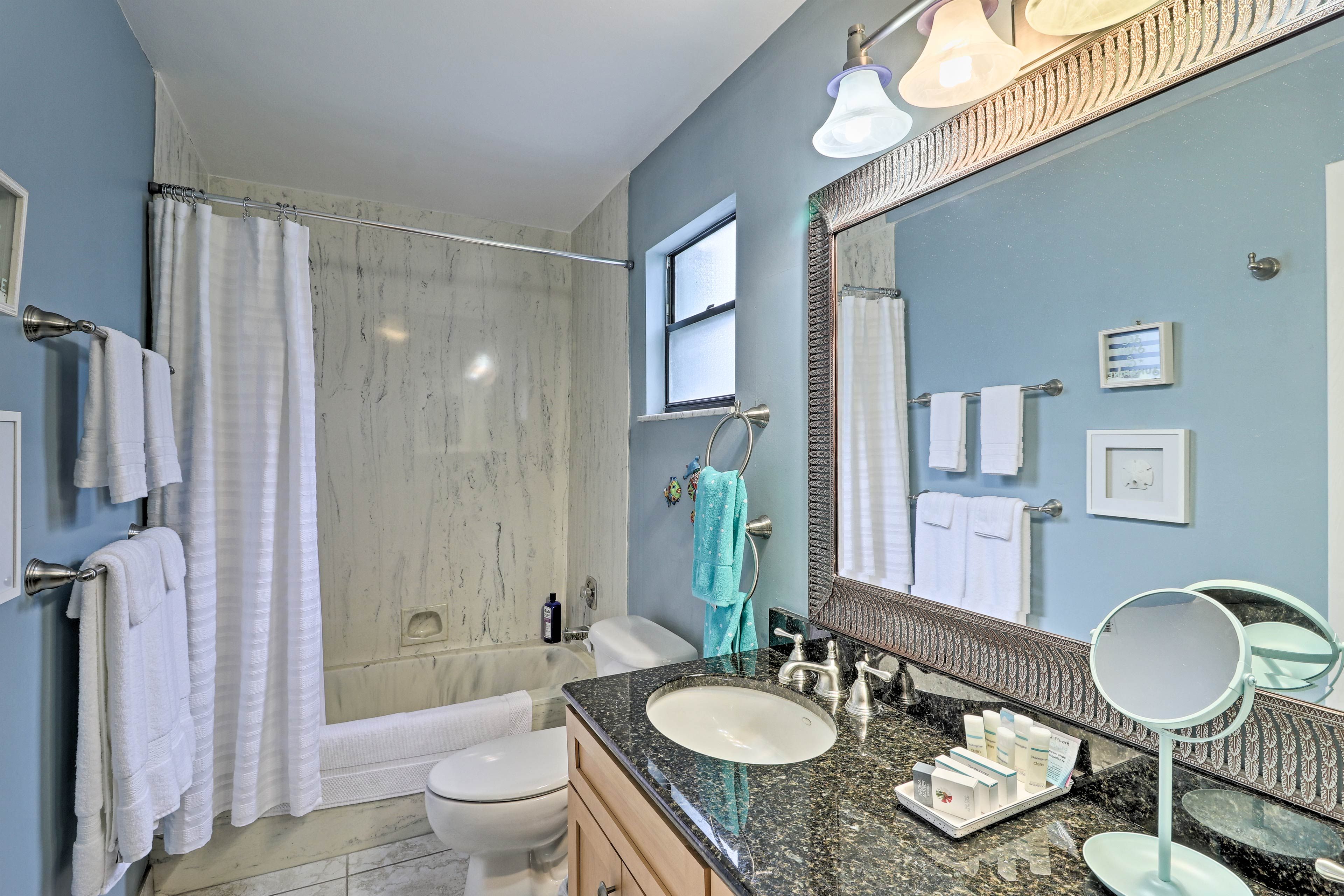 En-Suite Bathroom | Complimentary Toiletries | Hair Dryers | Towels Provided