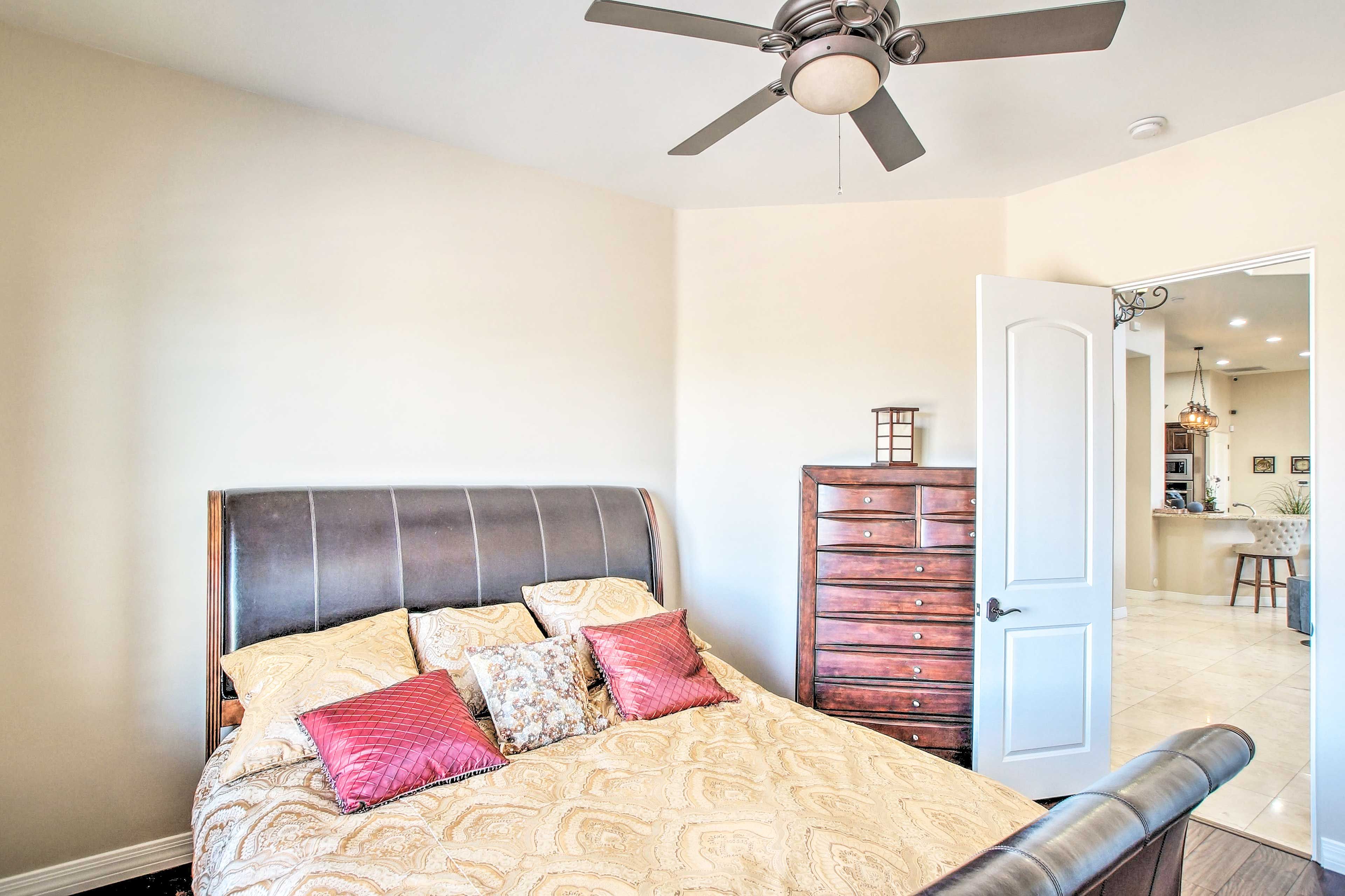Bedroom | Queen Bed