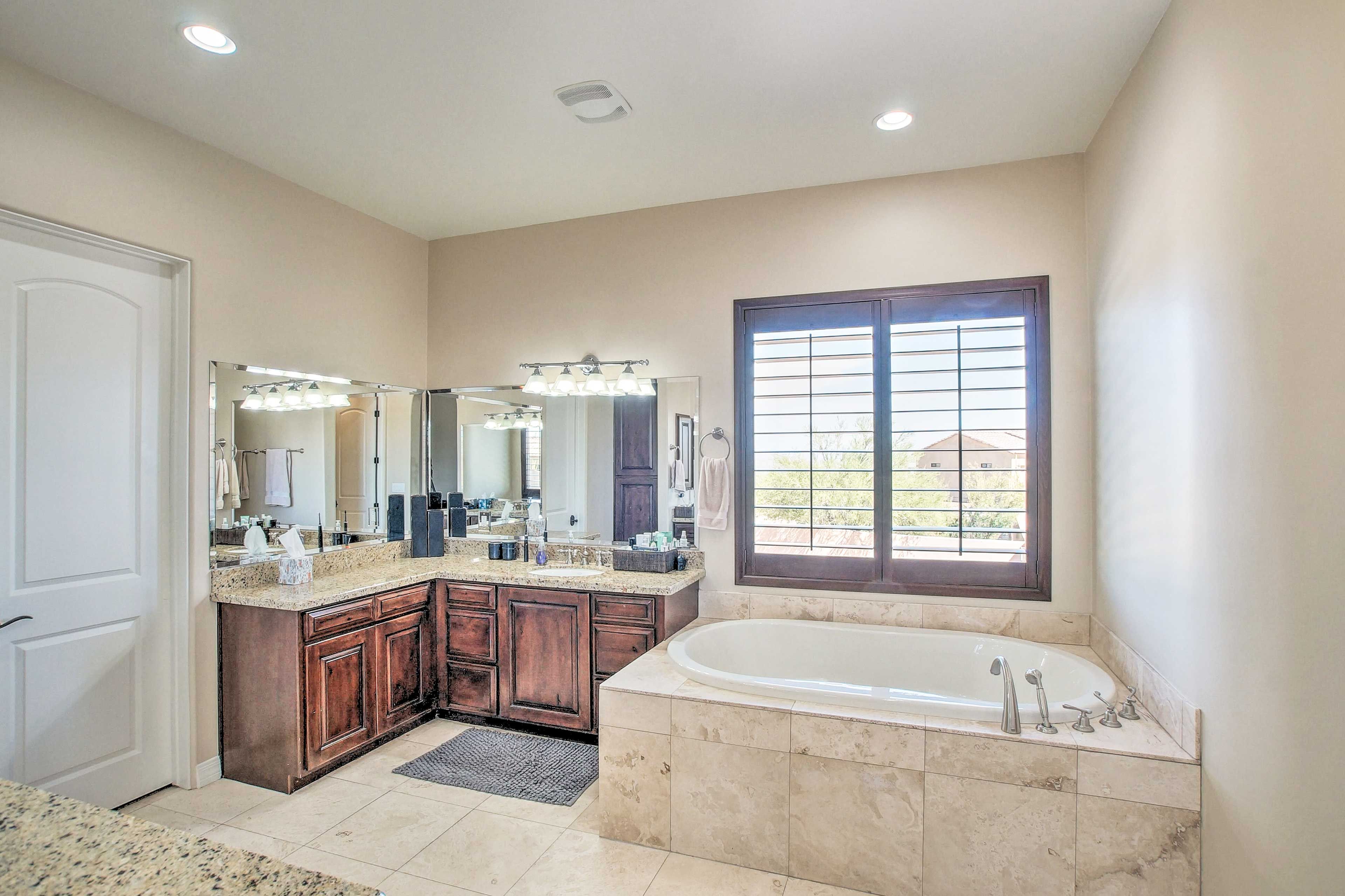 Full Bathroom | Towels Provided | Complimentary Toiletries