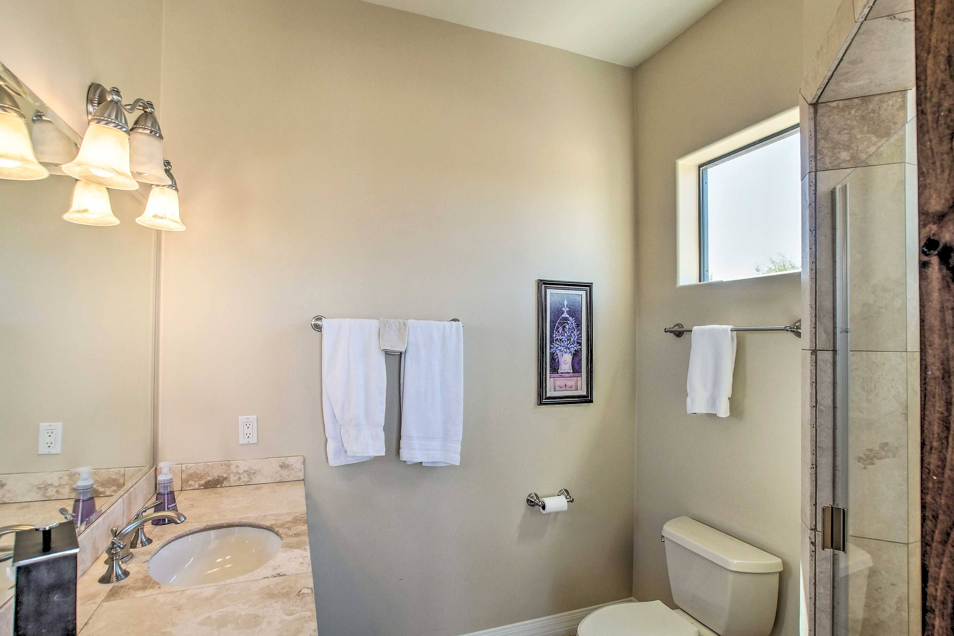 Full Bathroom | Towels Provided | Complimentary Toiletries