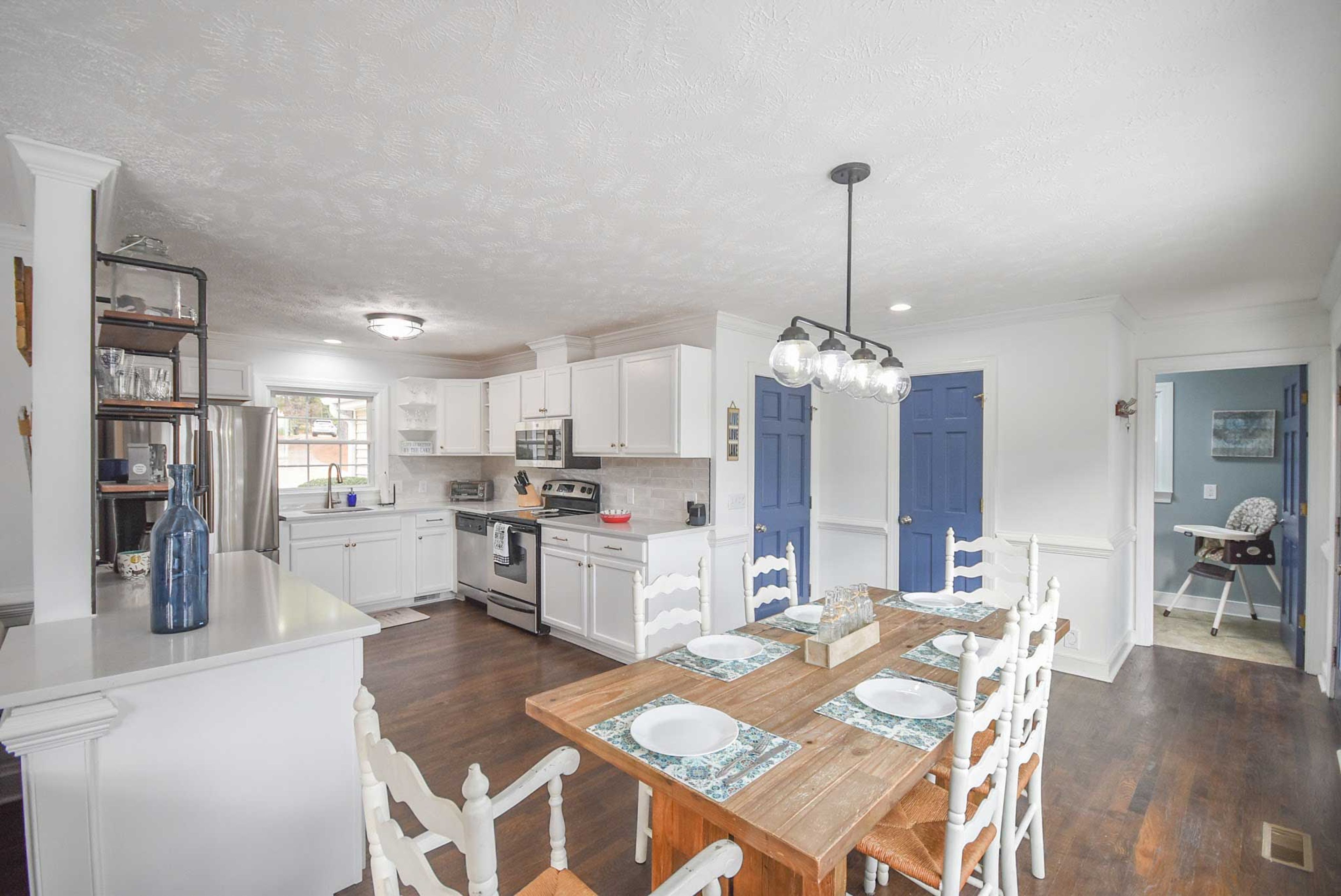 Dining Area | Dishware & Flatware Provided