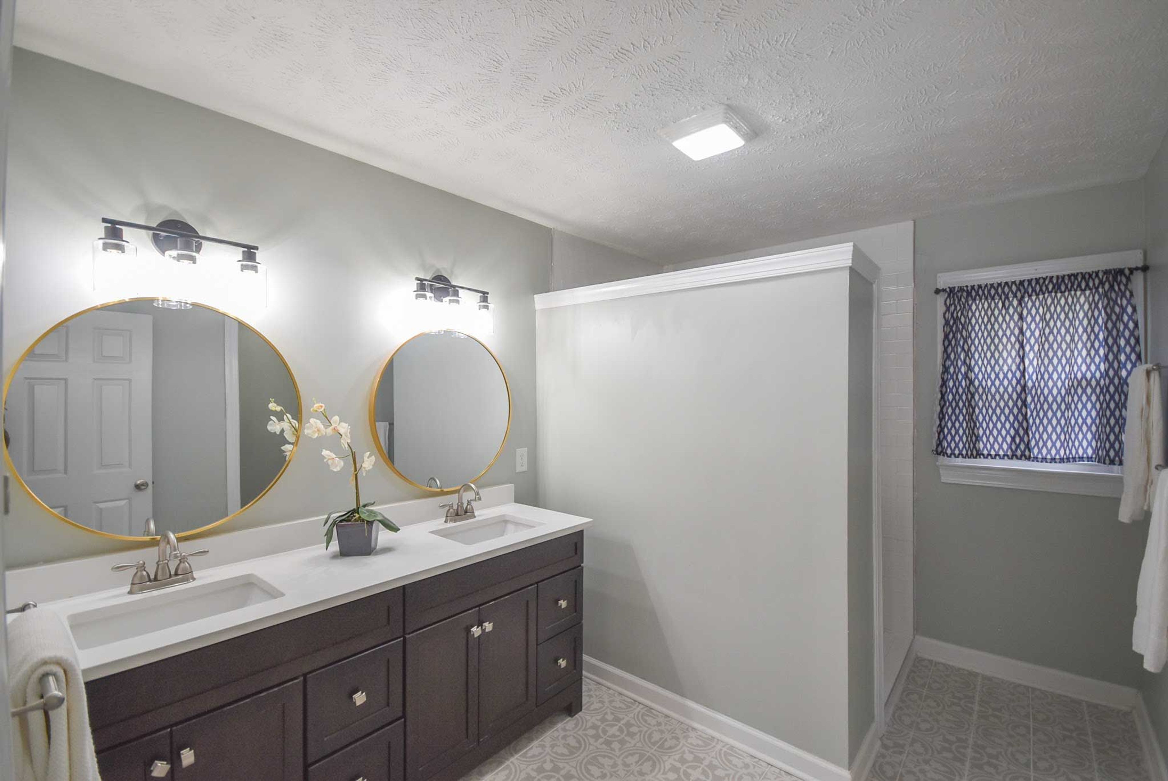 En-Suite Bathroom | Towels Provided | Walk-In Shower