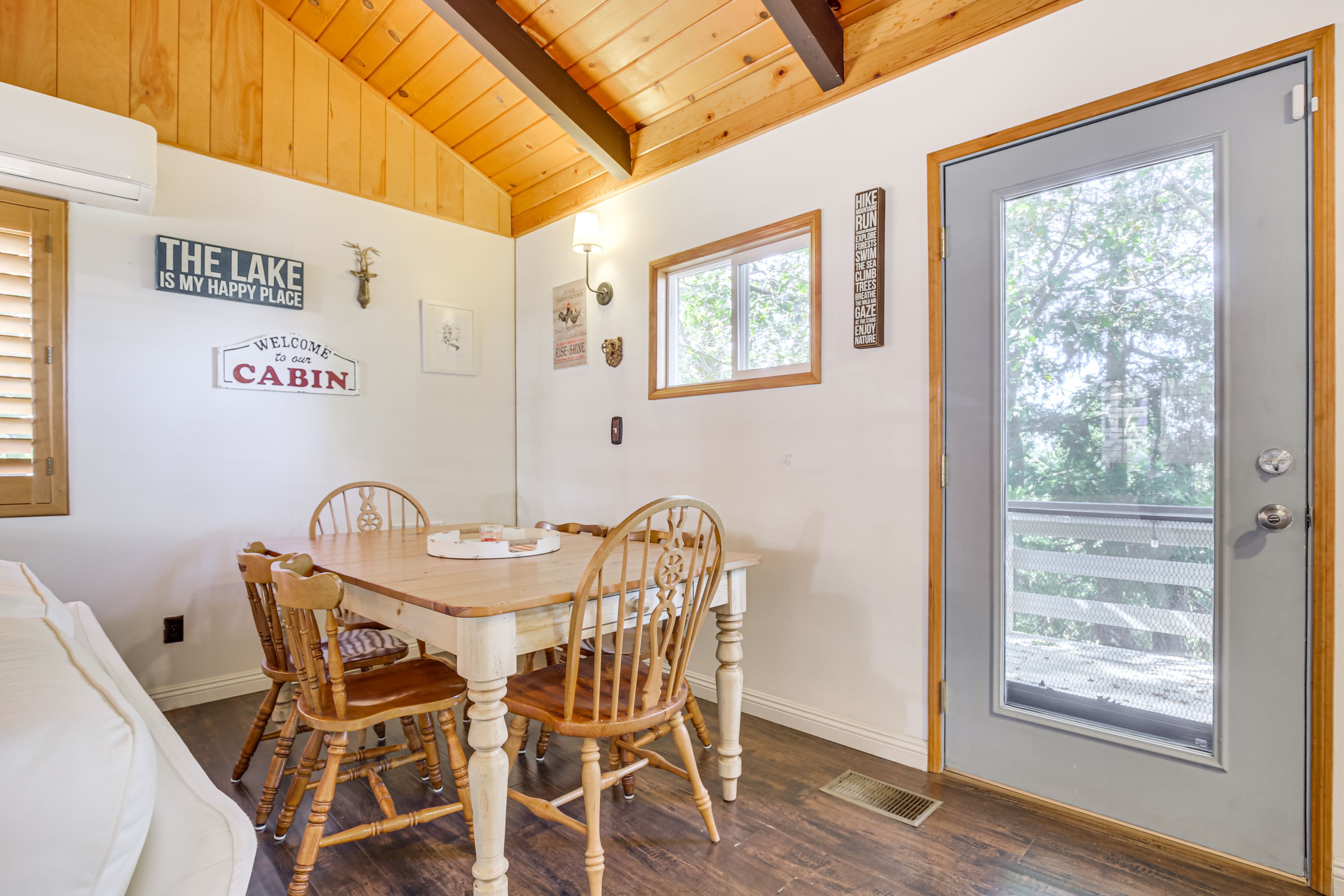 Dining Area | Dishware & Flatware Provided