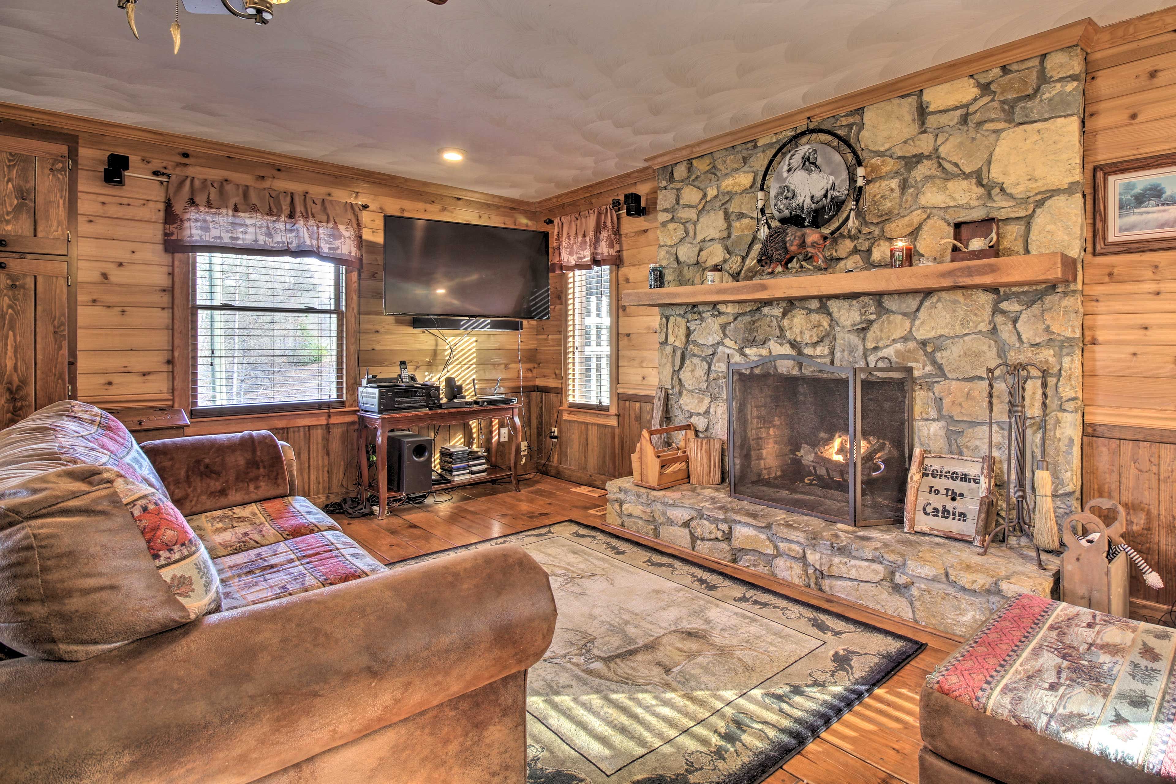 Cabin 1 | Living Room | Gas Fireplace | Flat-Screen TV