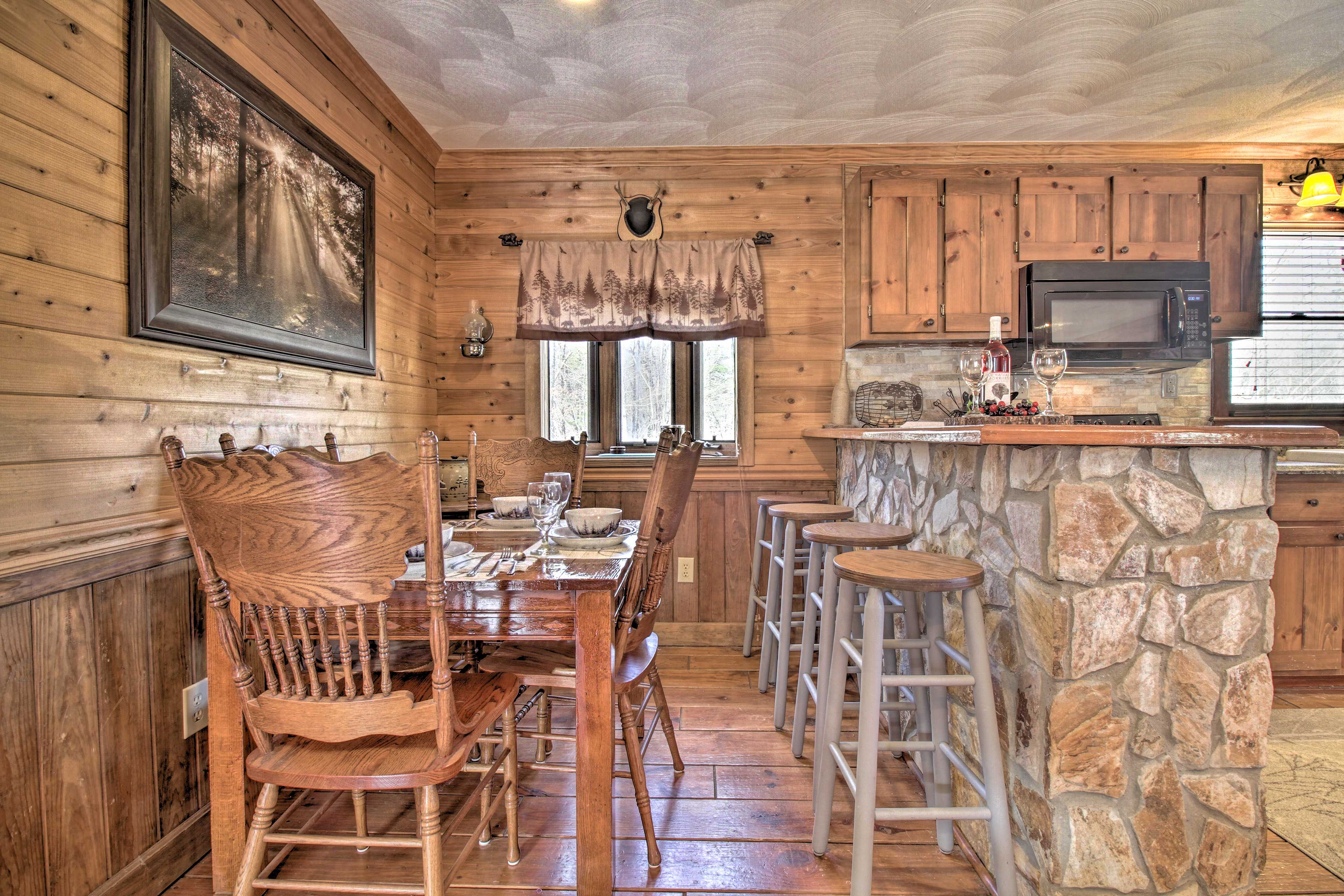 Cabin 1 | Main Level | Dining Area | Breakfast Bar