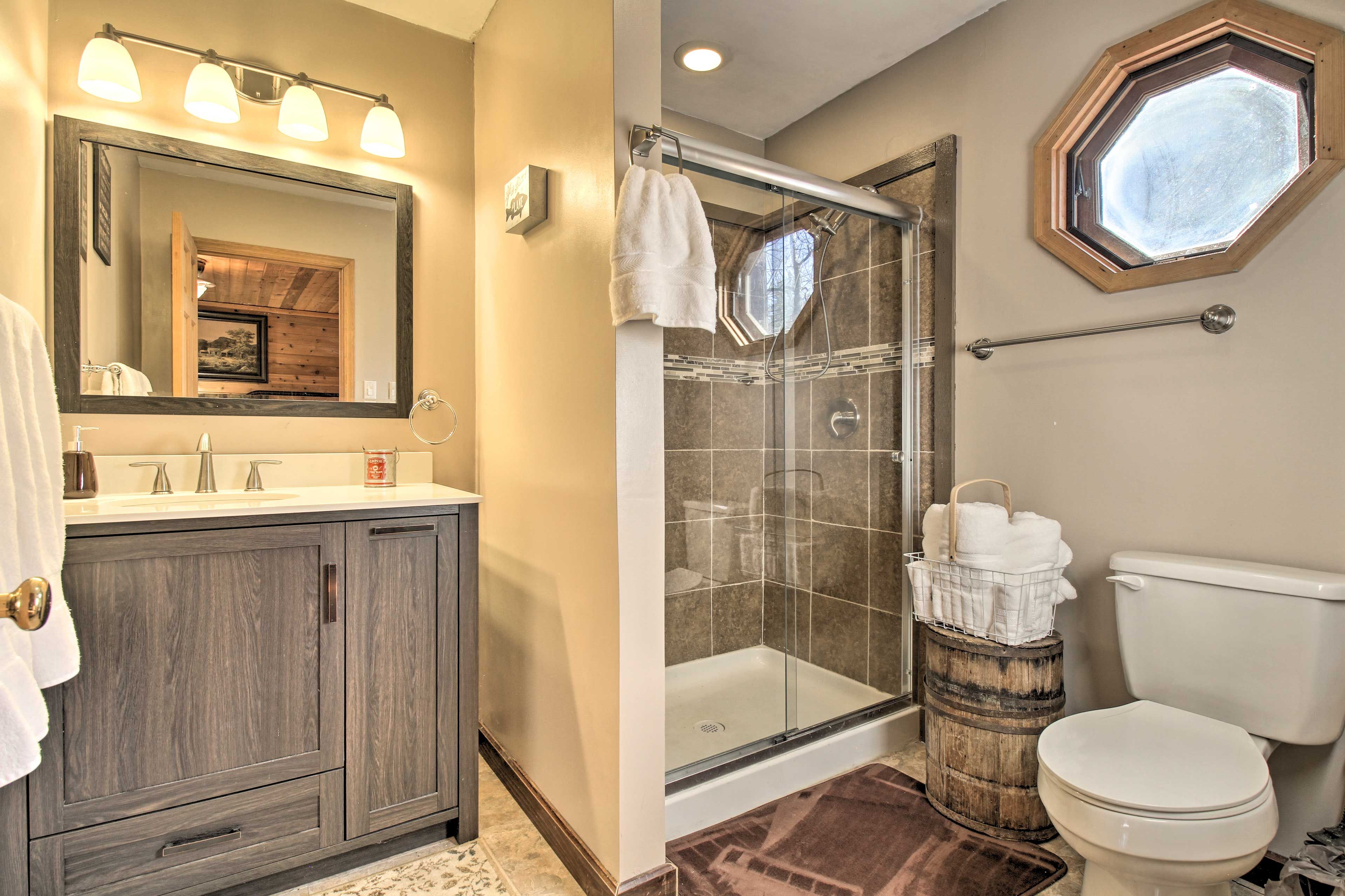 Cabin 2 | Full Bathroom | Main Level | Complimentary Toiletries
