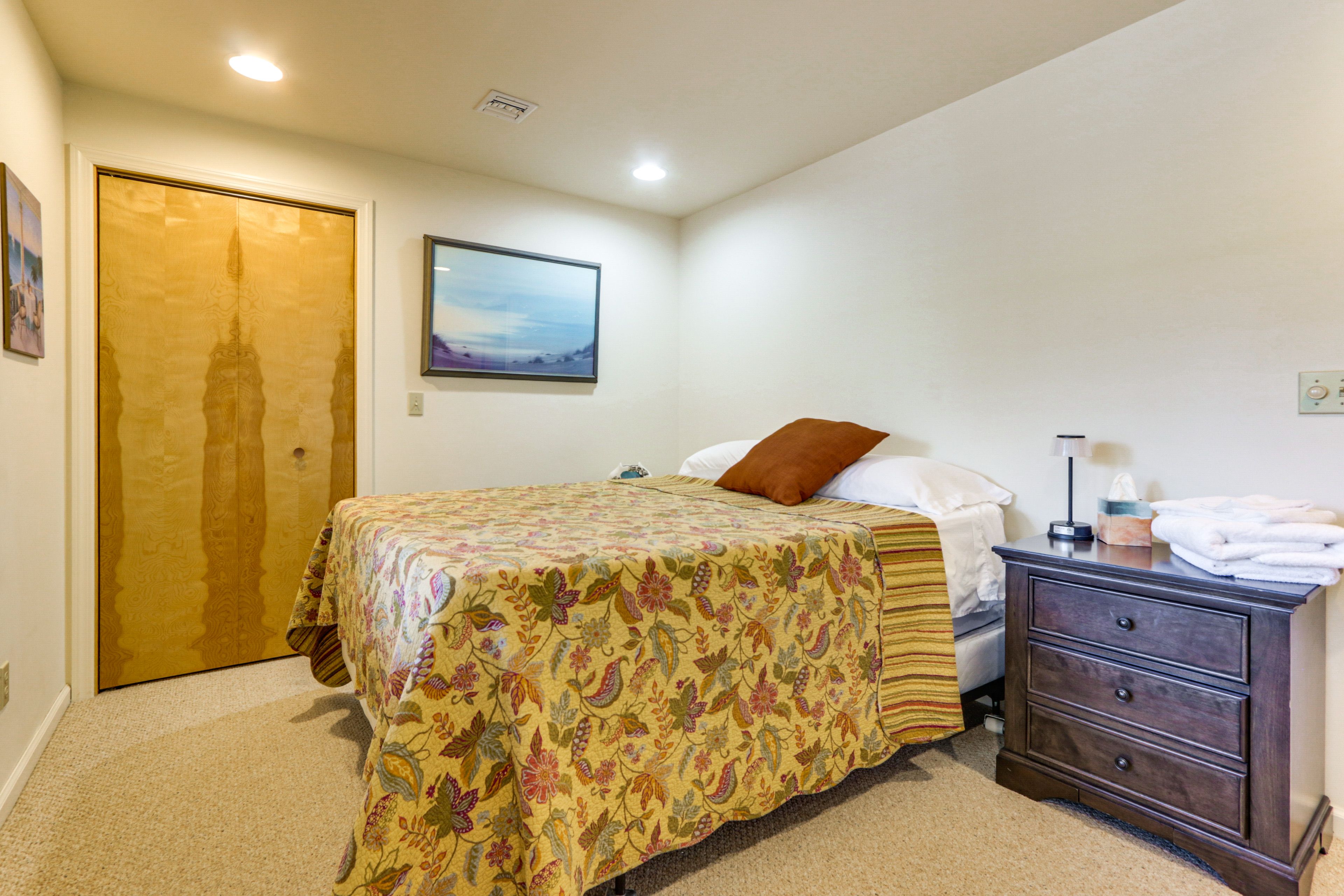 Bedroom 2 | Queen Bed