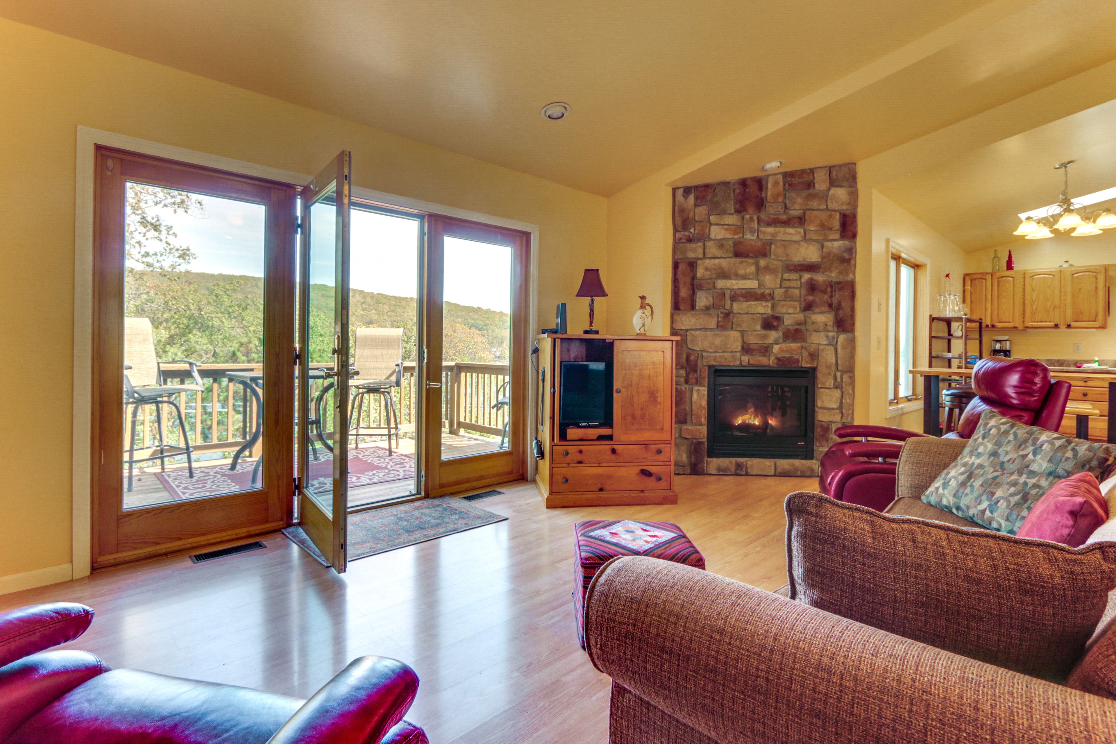 Living Room | Fireplace | Cable TV | Free WiFi | Sleeper Sofa