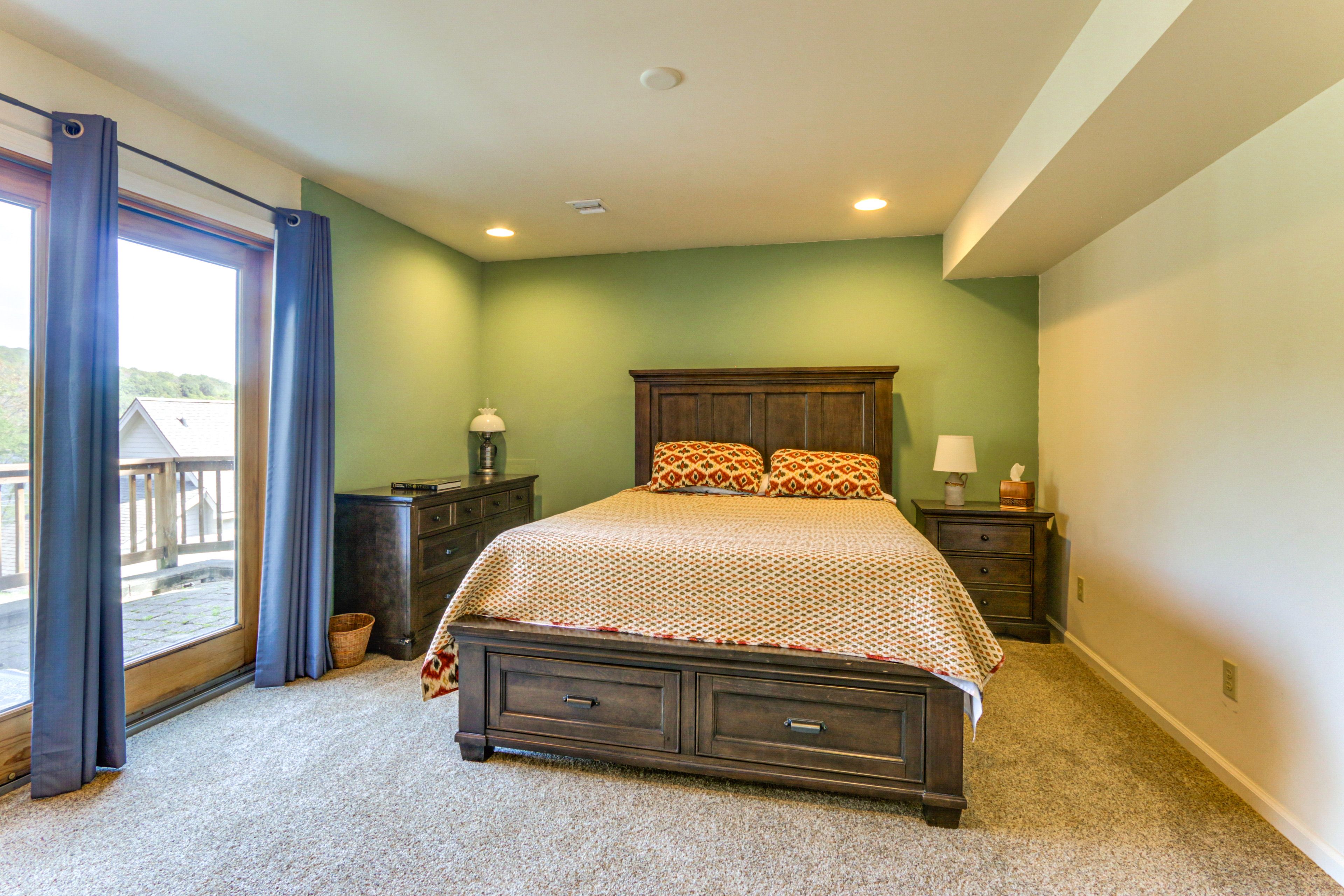 Bedroom 1 | Queen Bed