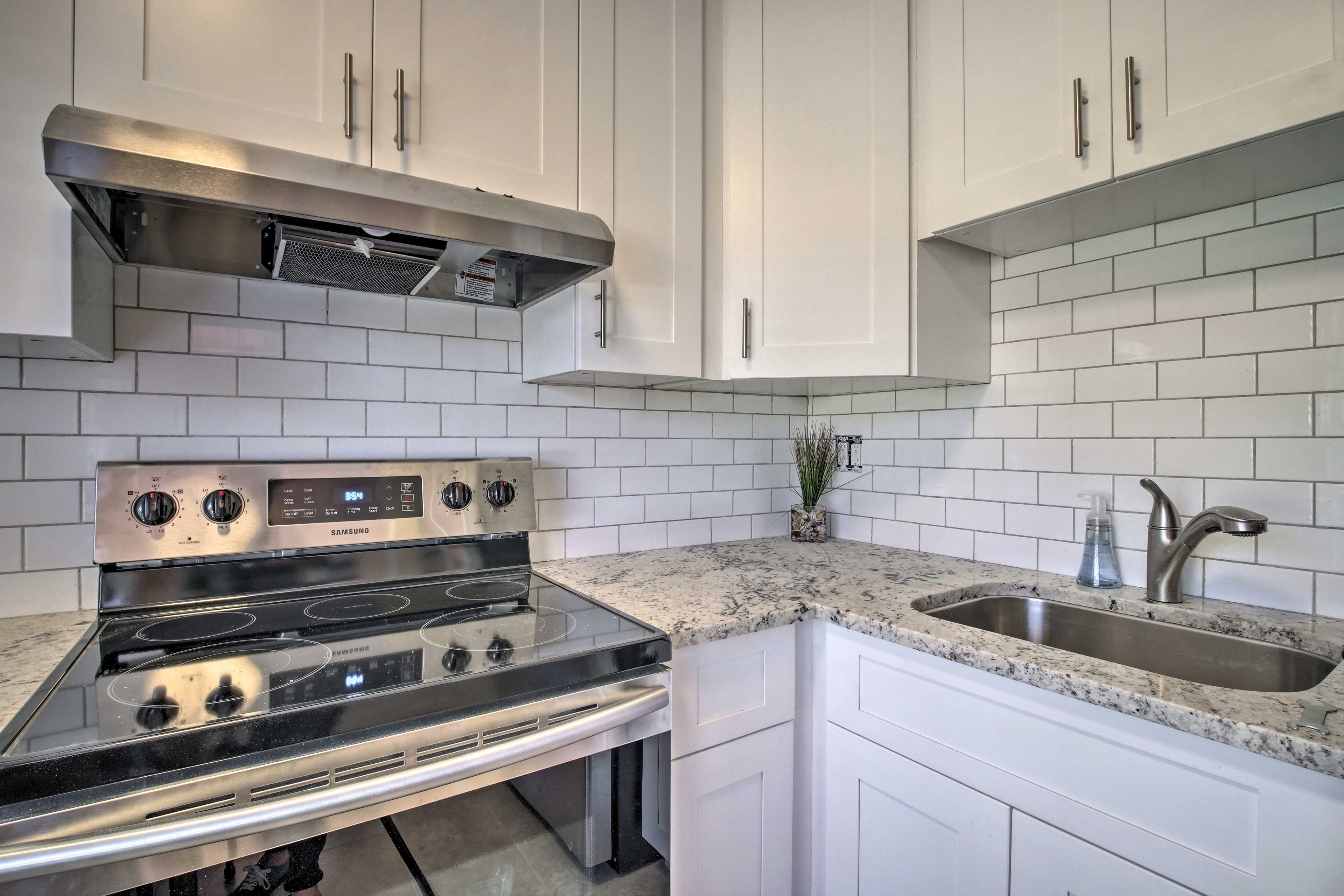 The well-equipped kitchen has everything you need.