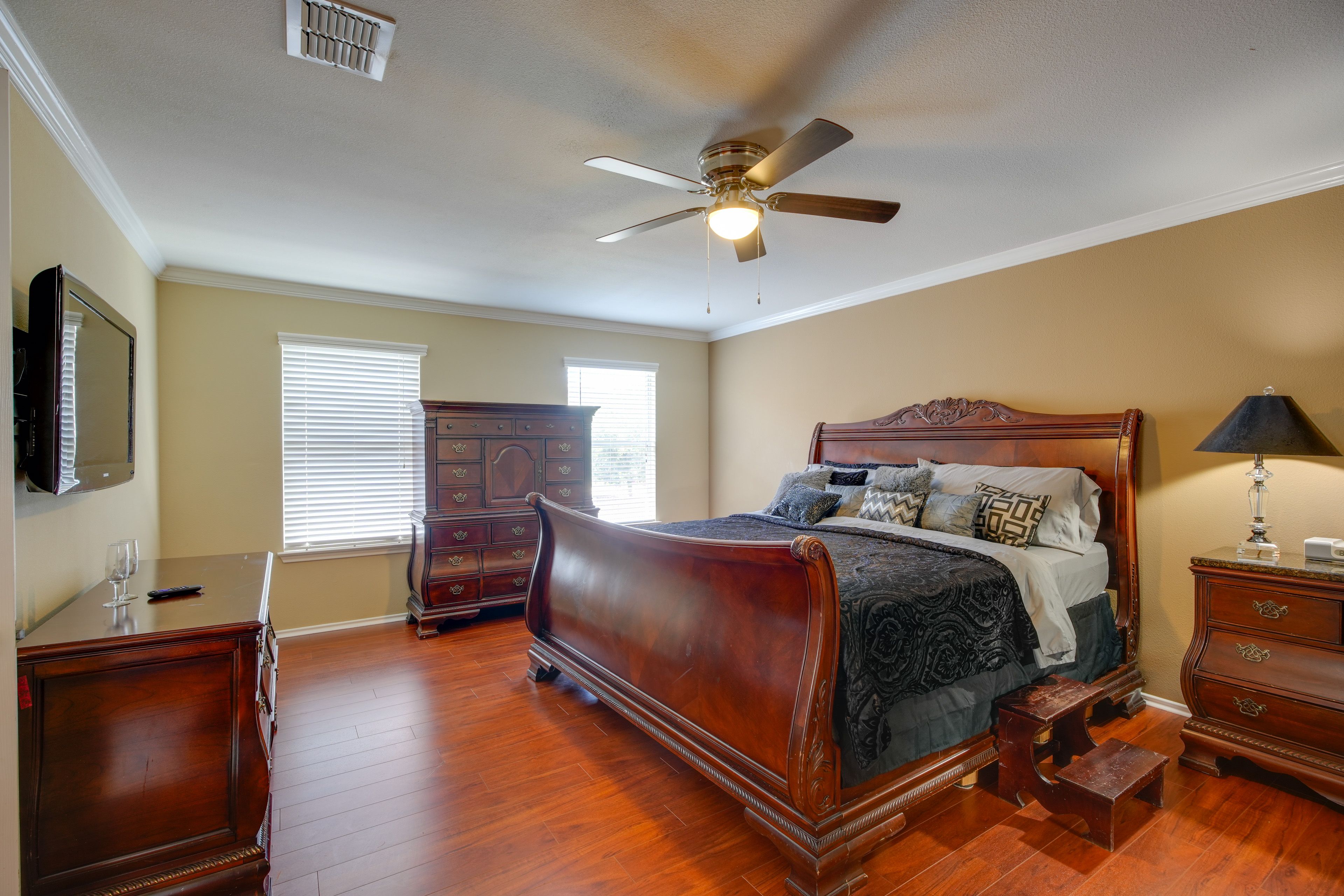 Bedroom 1 | King Bed