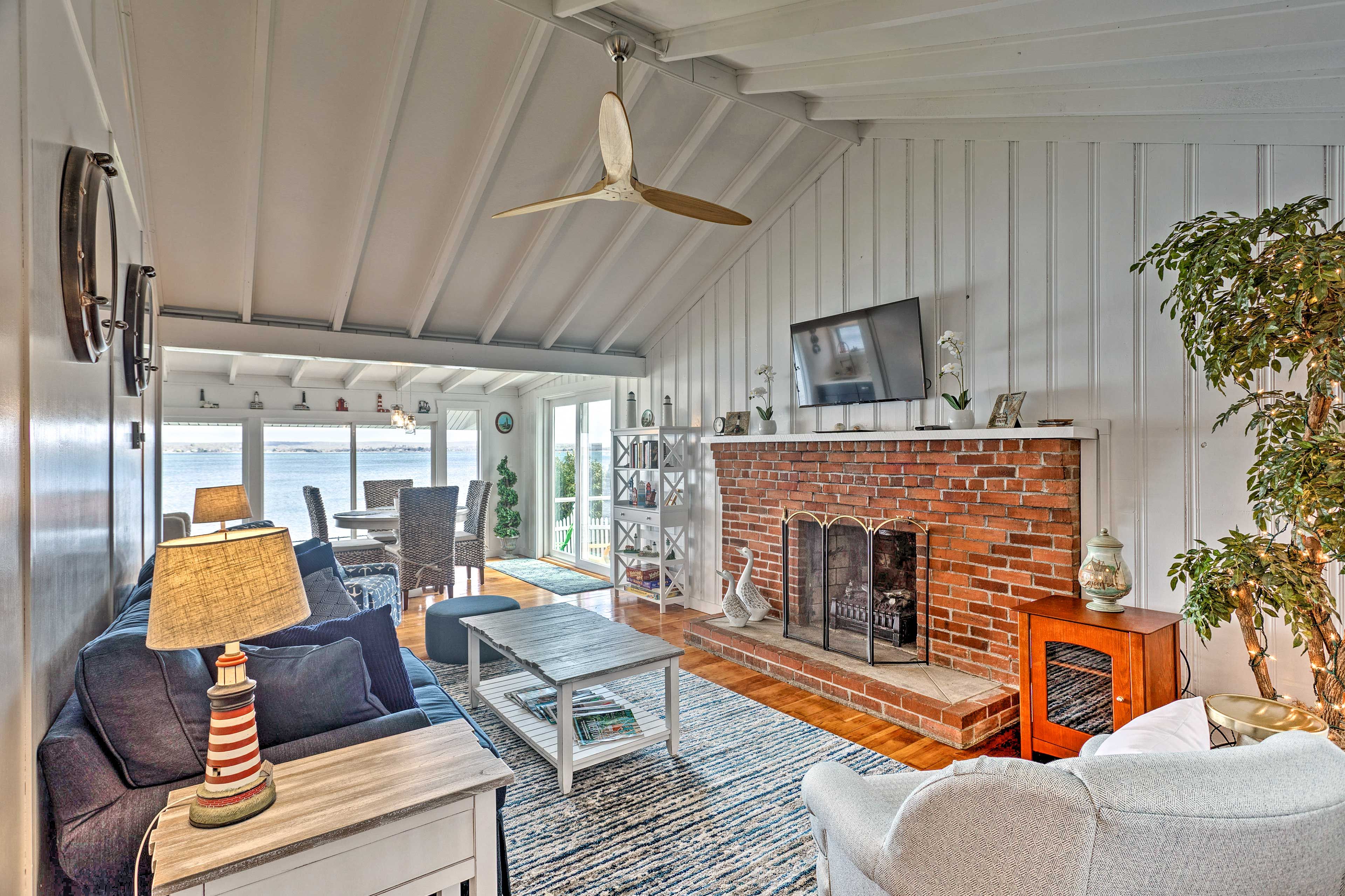 Living Room | 1st Floor | No Steps Required | Fireplace Decorative Only