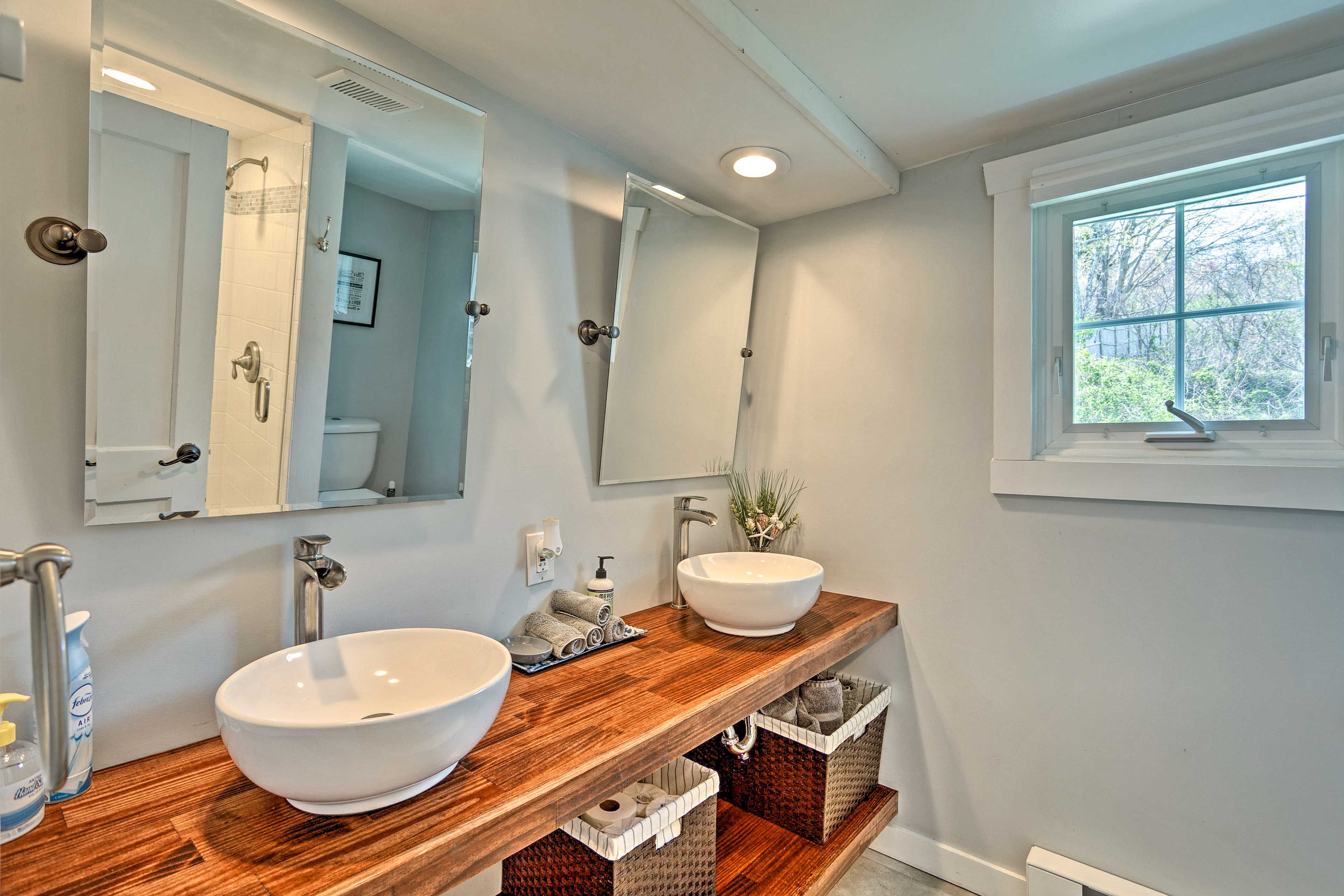 Full Bathroom | Complimentary Toiletries
