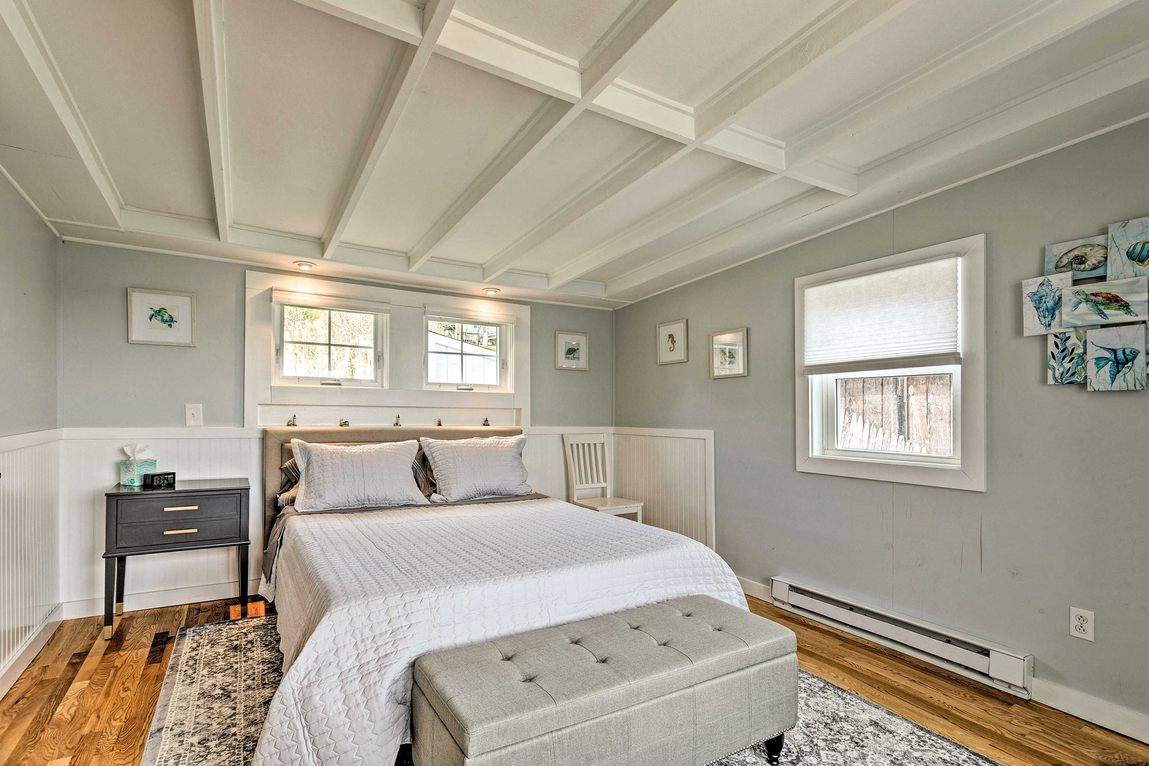 Bedroom 1 | Queen Bed | 1st Floor