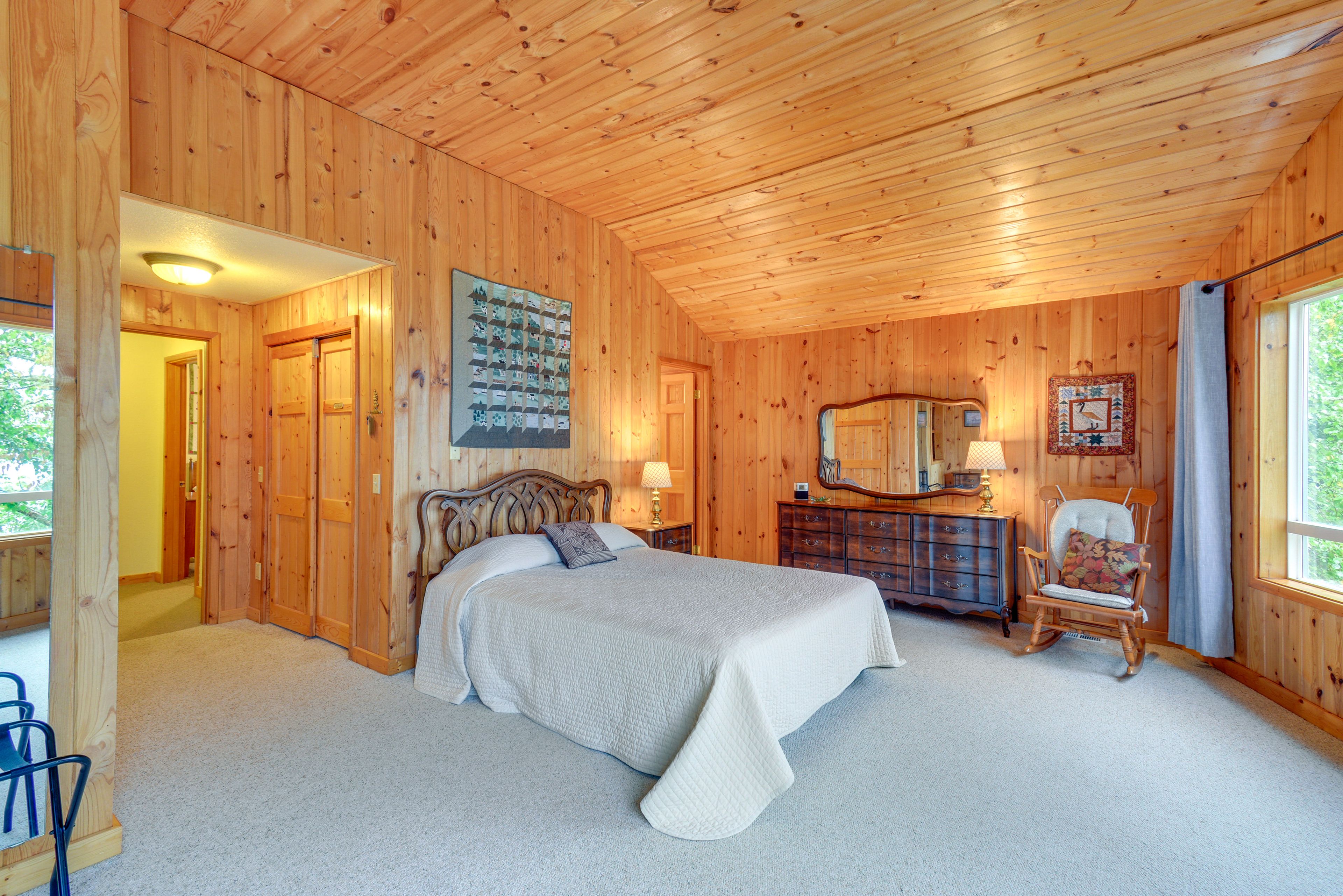 Bedroom 1 | Queen Bed | Pack 'n Play | 2nd Floor | En-Suite Bathroom