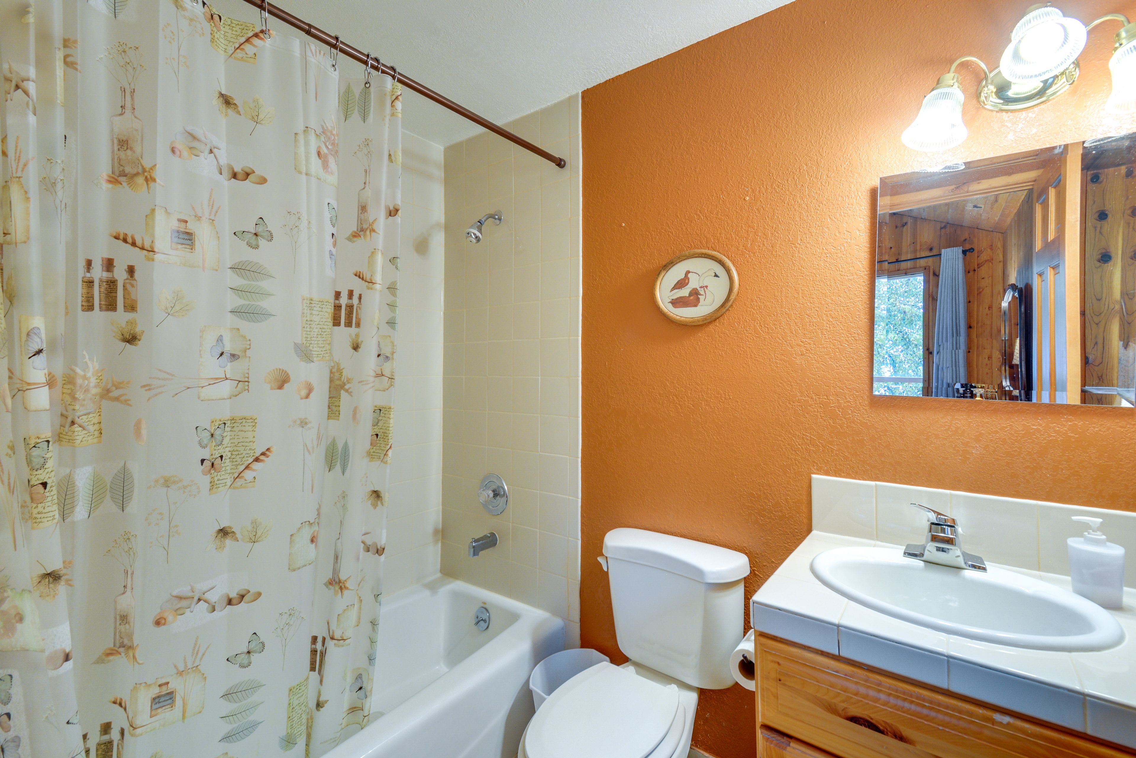 En-Suite Bathroom | 2nd Floor | Towels & Linens Provided