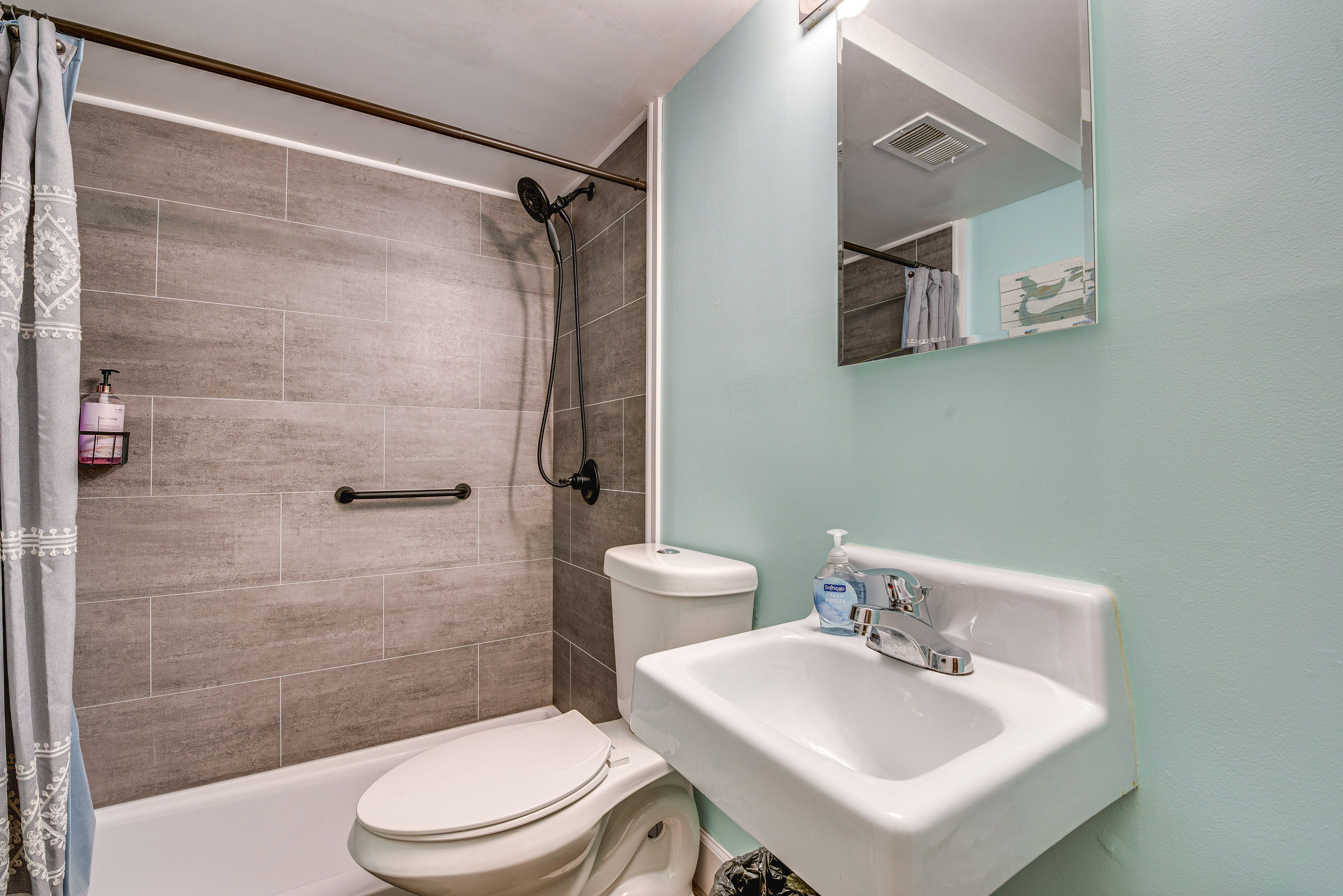 Full Bathroom | Linens/Towels | Walk-In Shower
