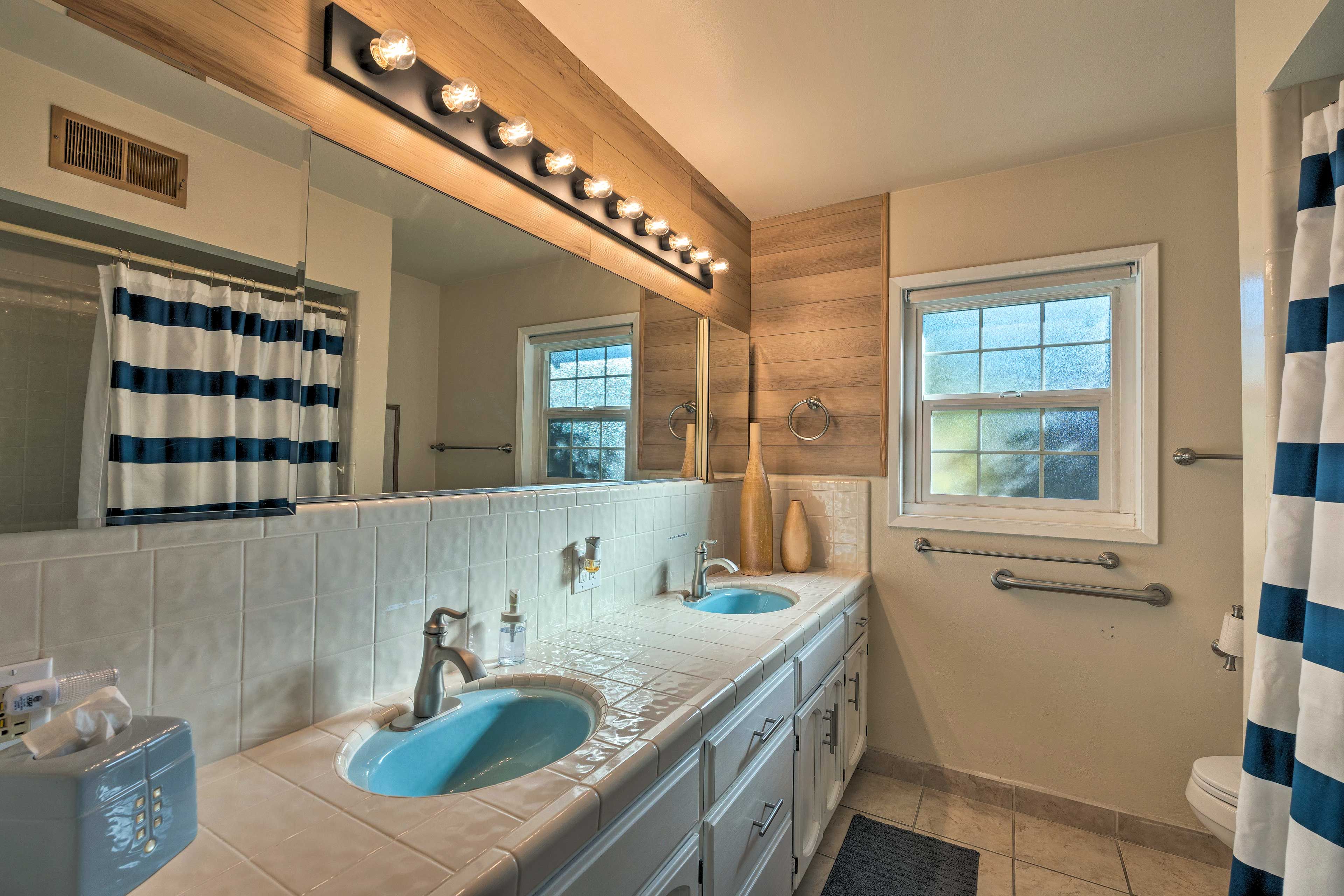 Full Bathroom | Shower/Tub Combo
