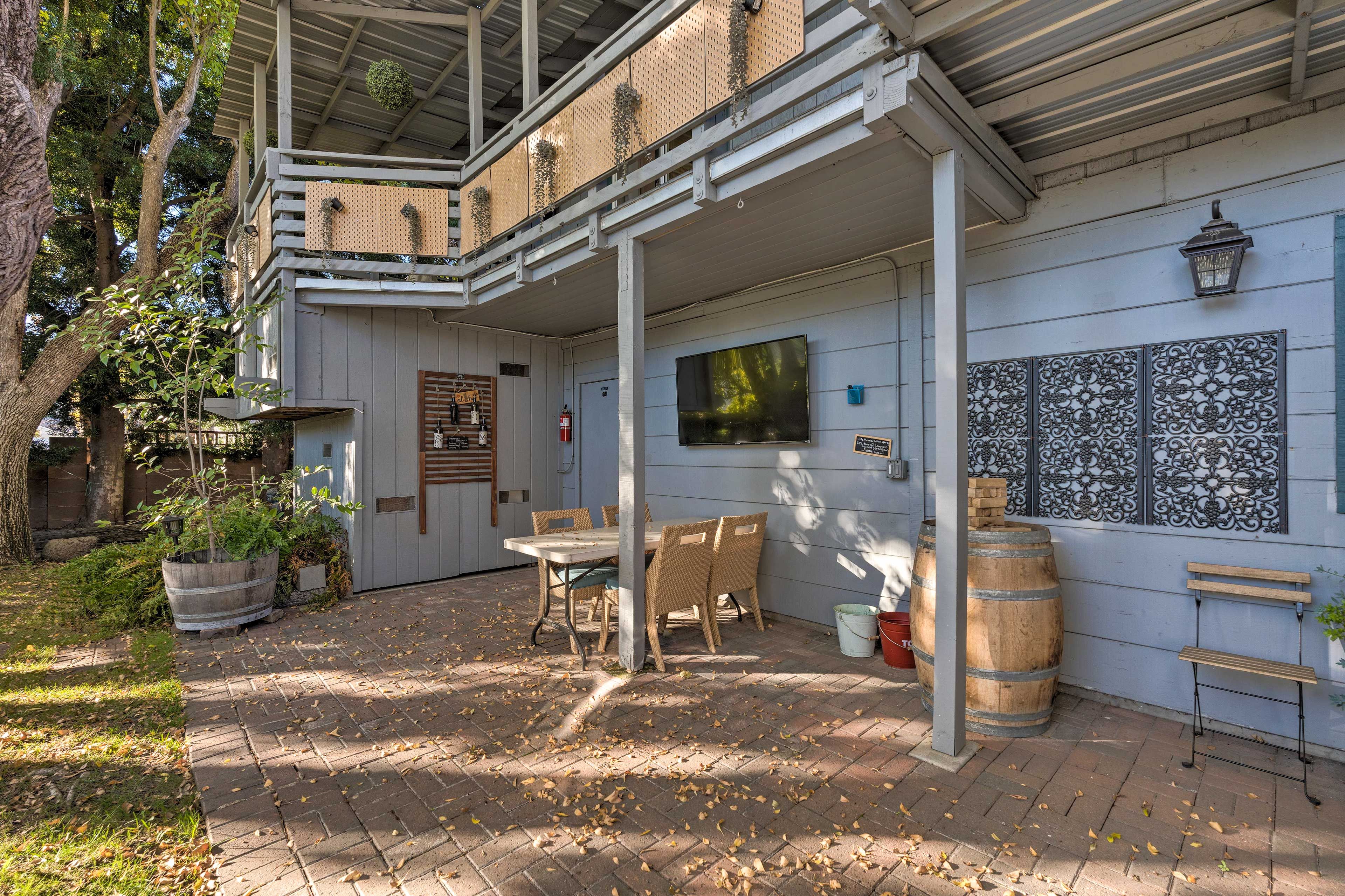 Patio | Charcoal Grill | Smart TV