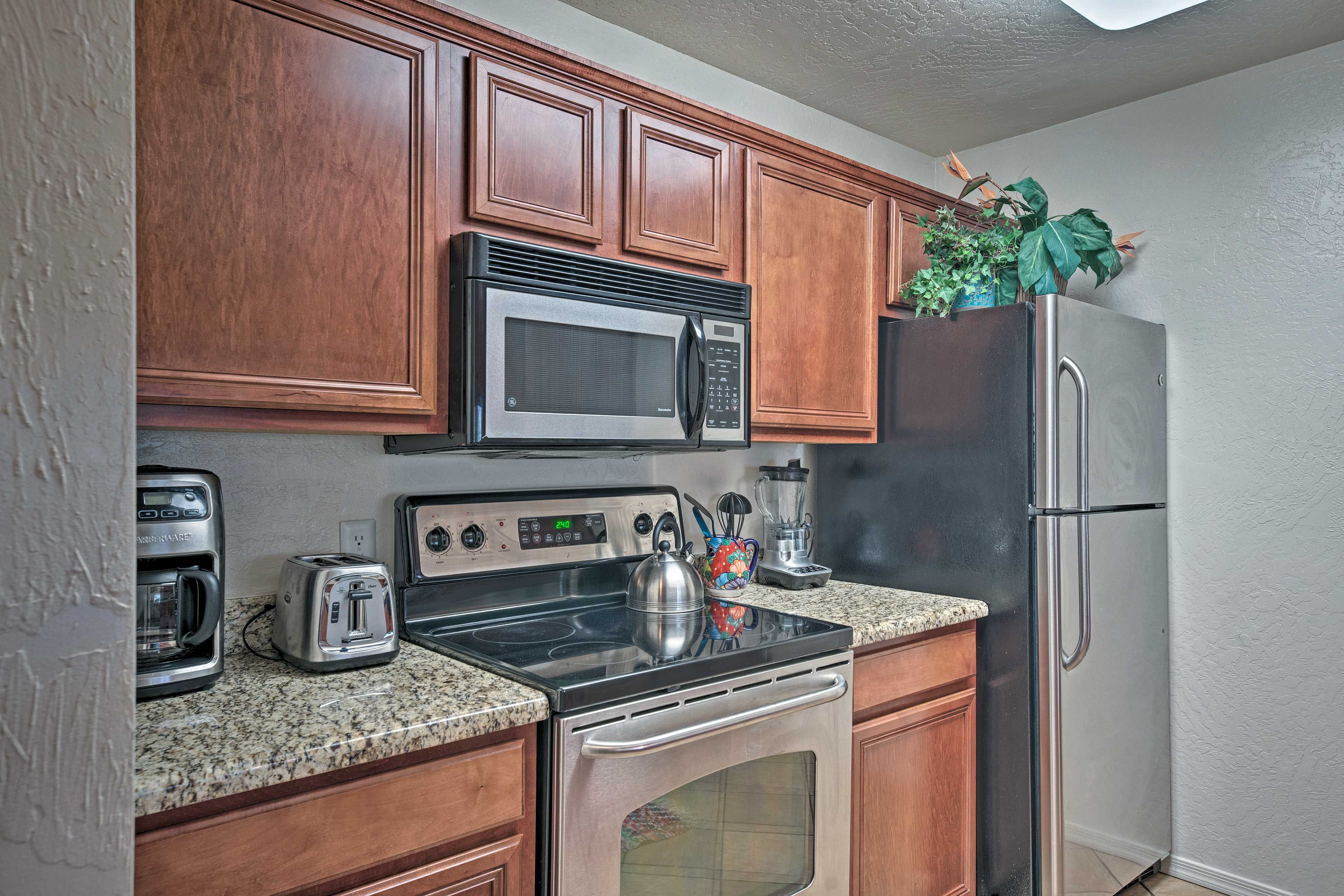 Kitchen amenities include a coffeemaker, toaster, teapot, blender, and more!