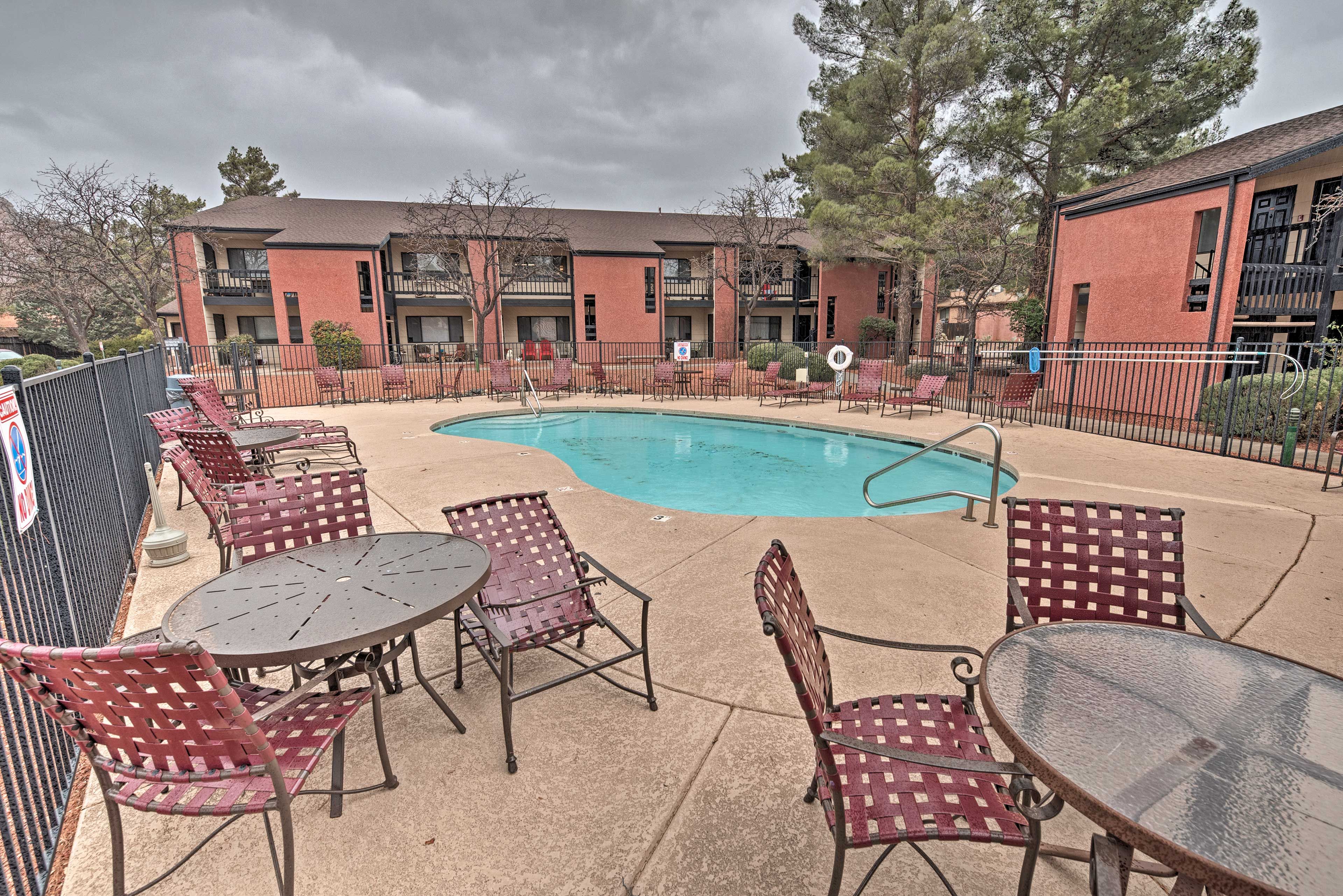 This Sedona Sunrise Condo invites 6 guests to enjoy a community pool & patio!