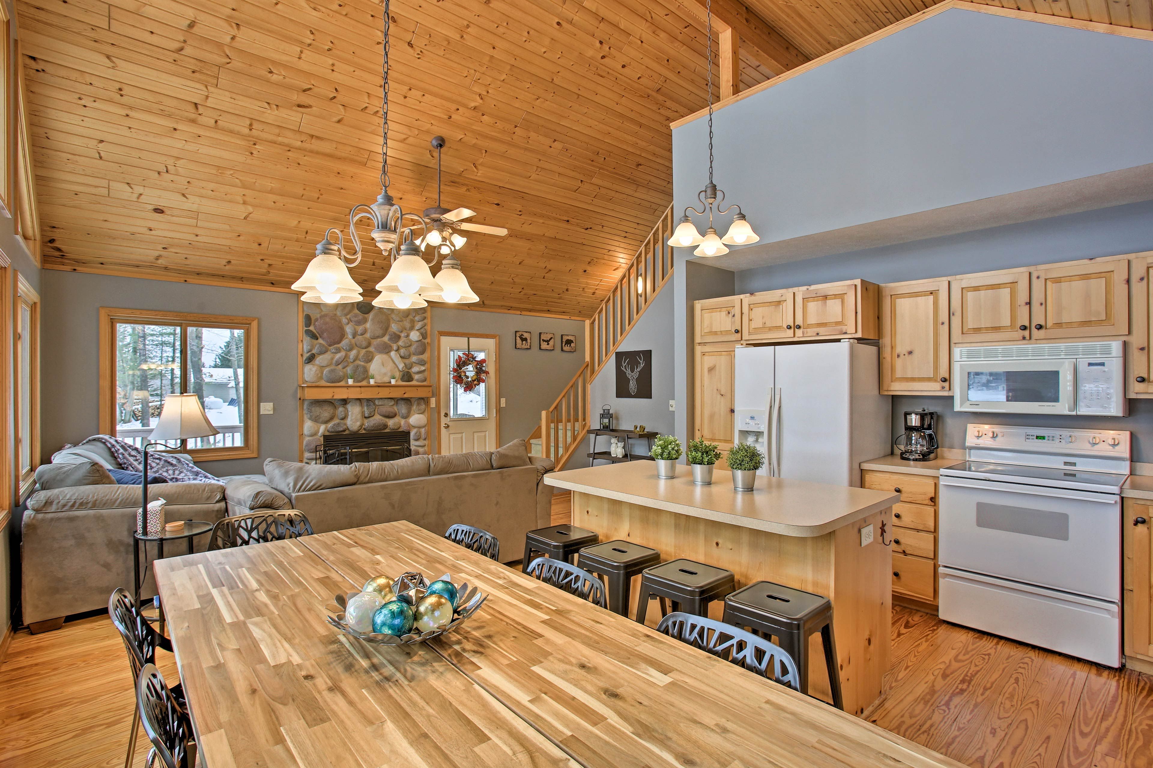 Dining Area & Kitchen