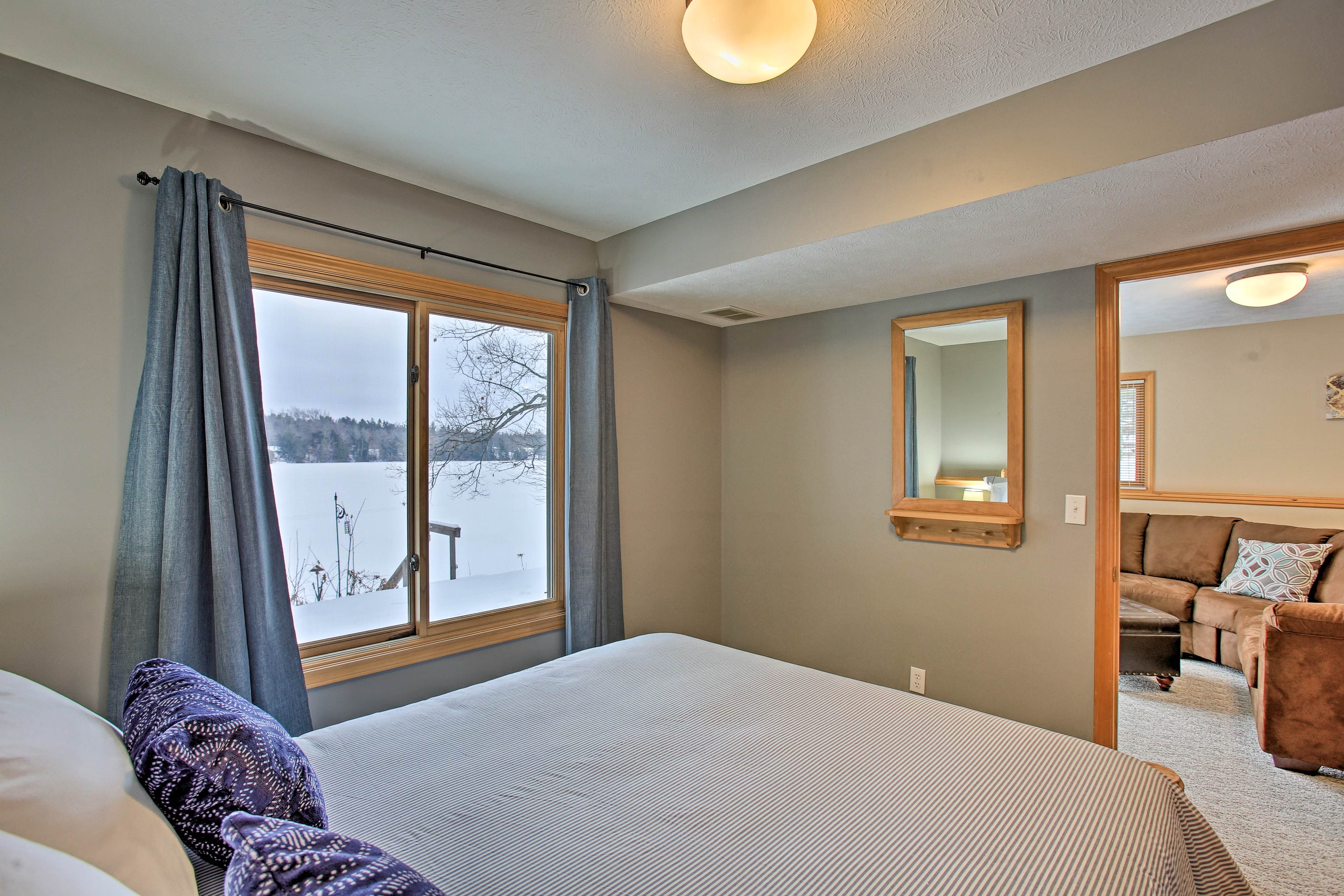Bedroom 1 | Queen Bed