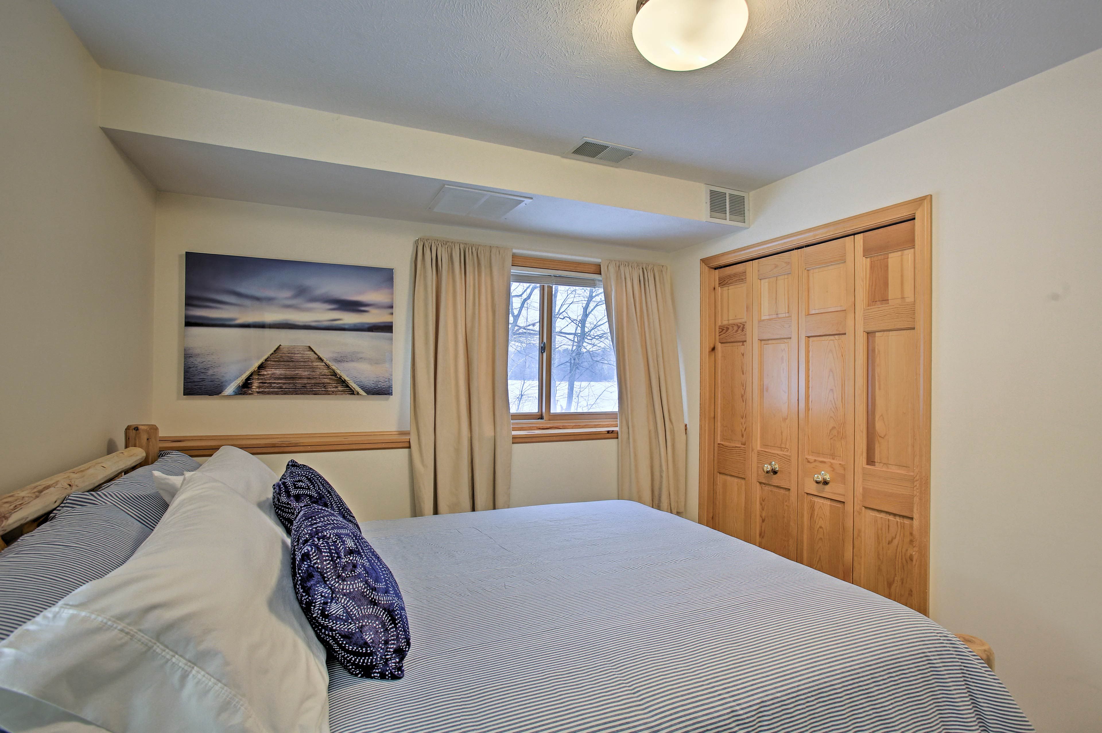Bedroom 3 | Queen Bed