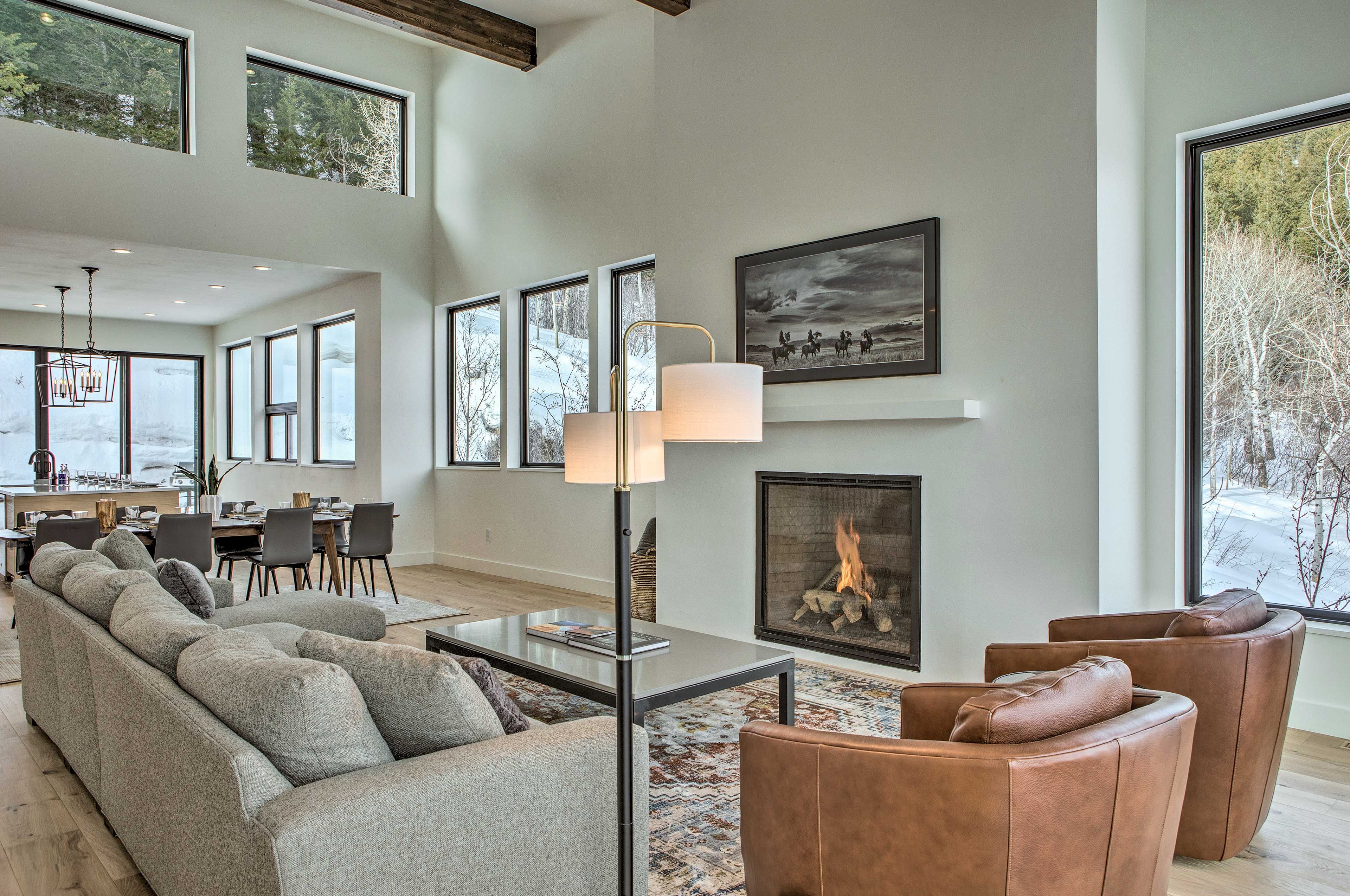 Living Room | Gas Fireplace | Smart TV | Free WiFi