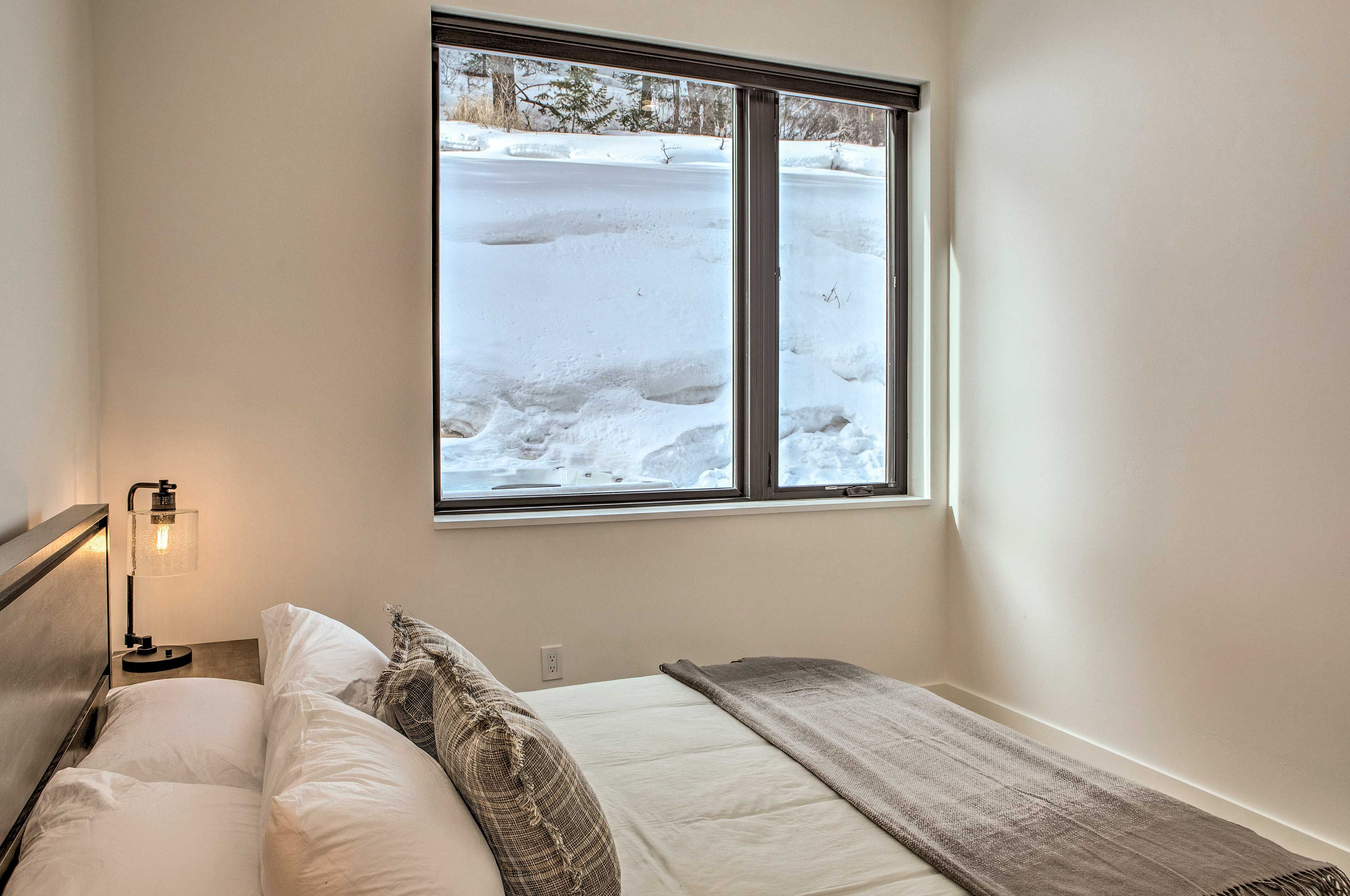 Bedroom 2 | Queen Bed