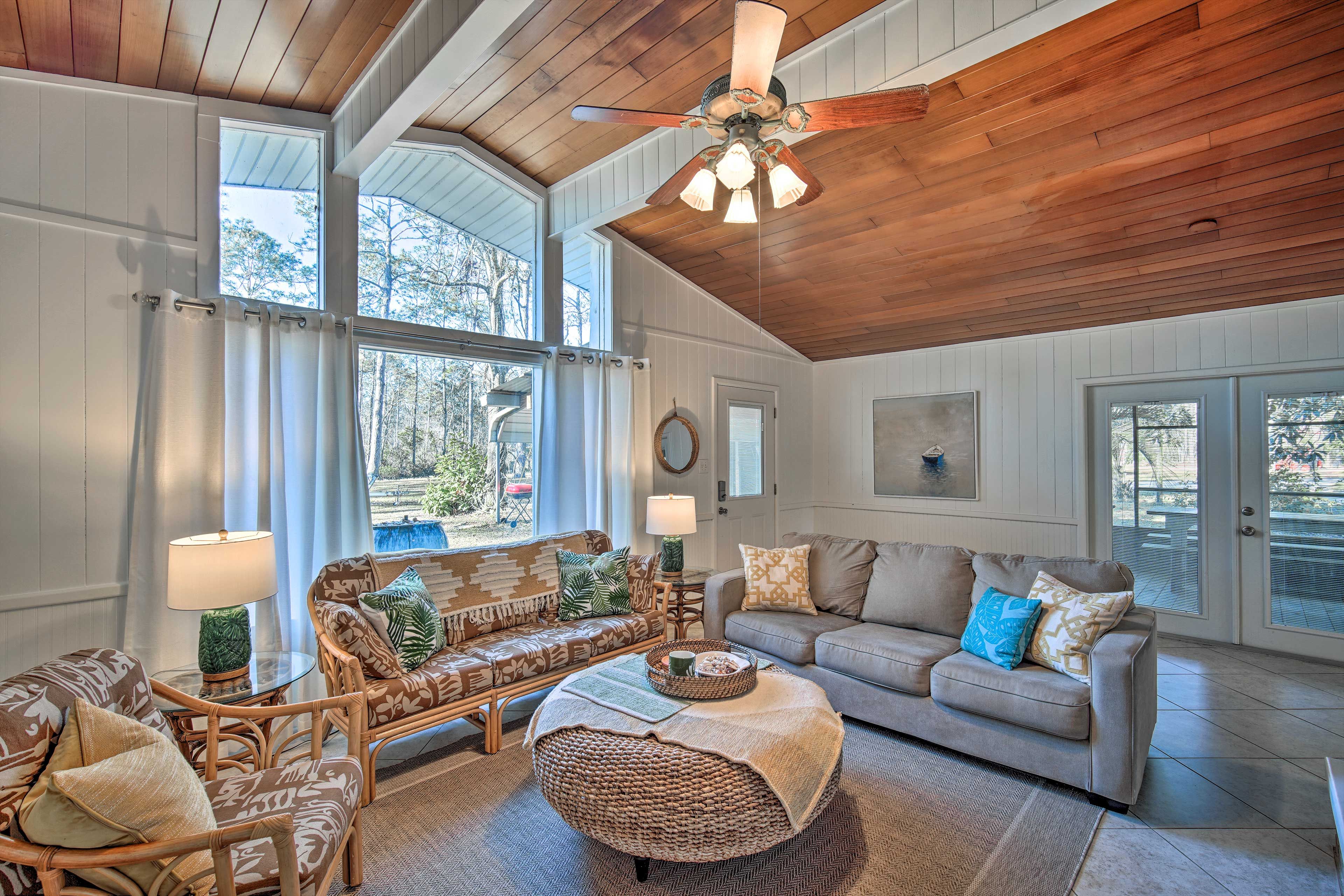 Living Room | Free WiFi | TV