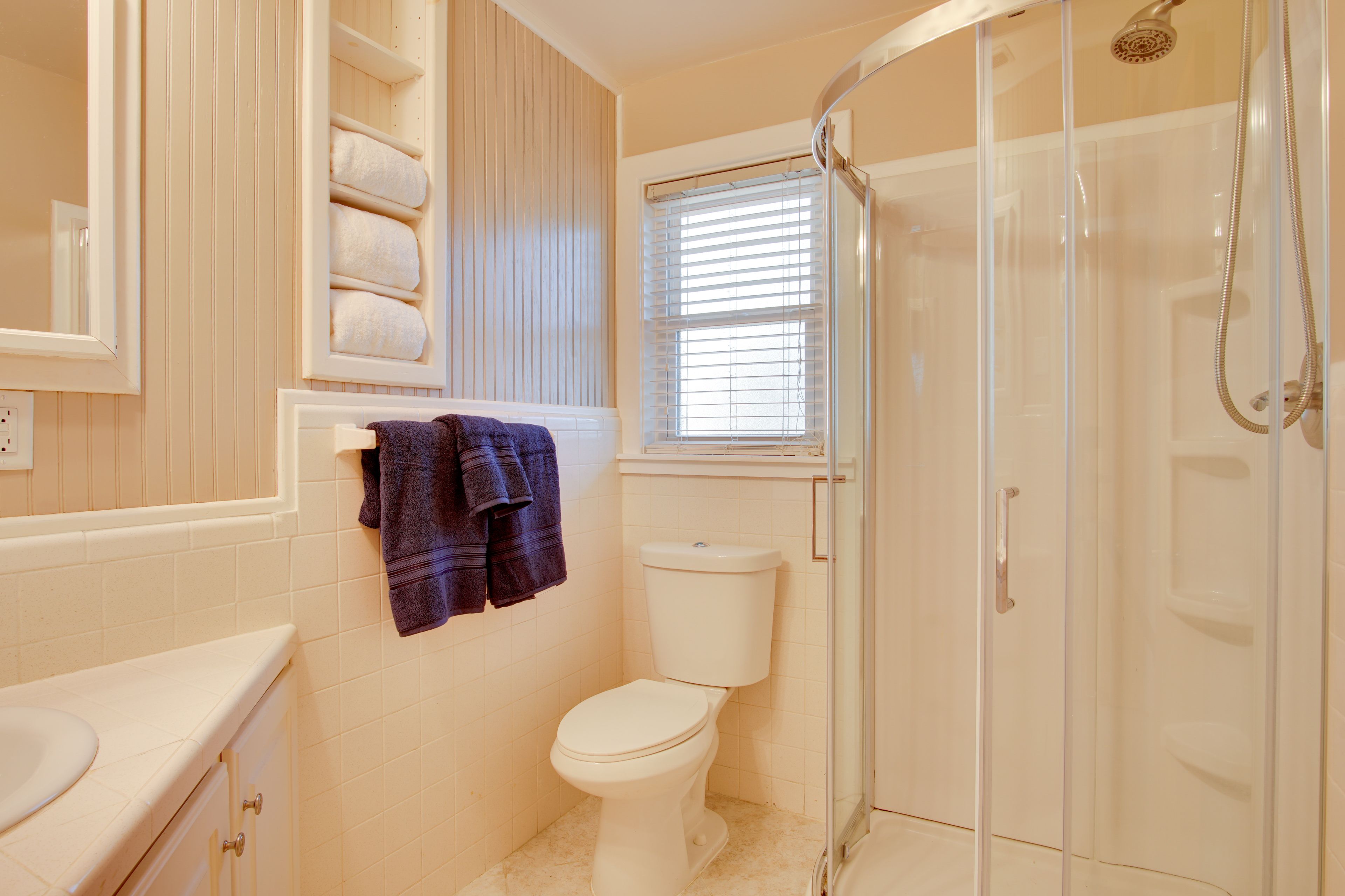 Full Bathroom | Towels Provided