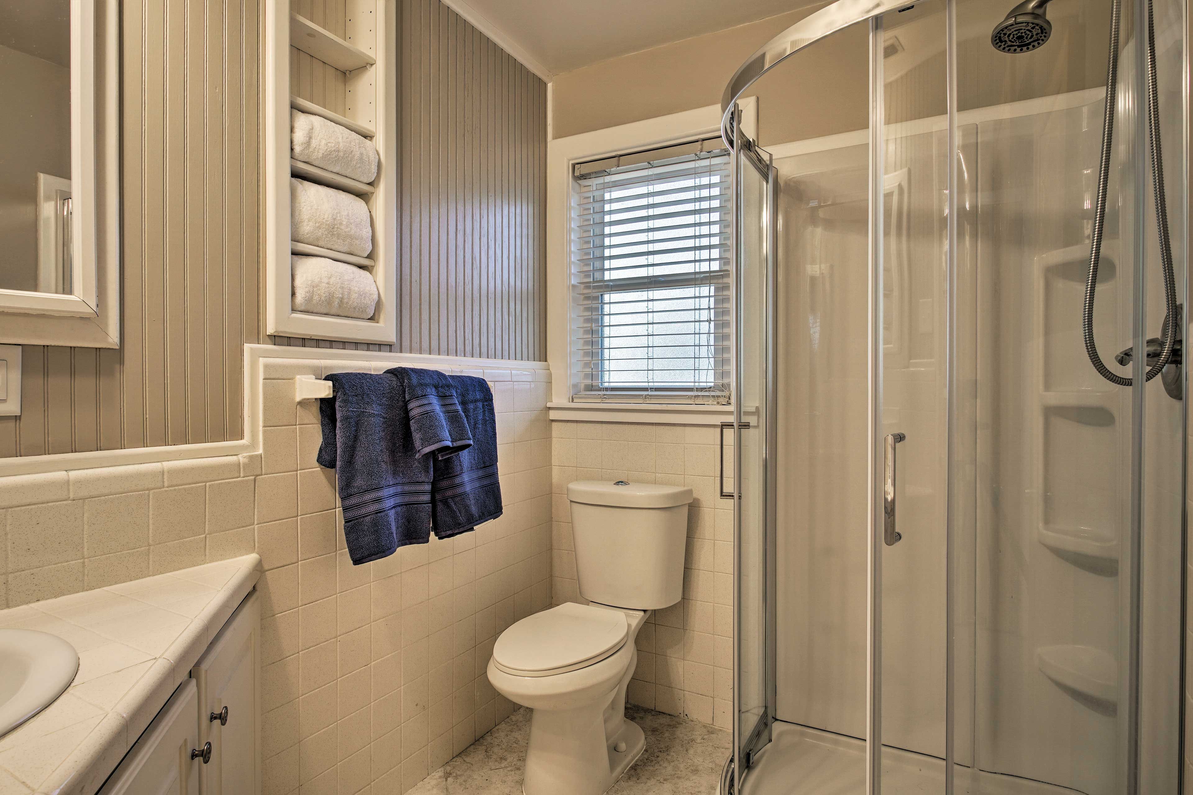 Full Bathroom | Towels Provided