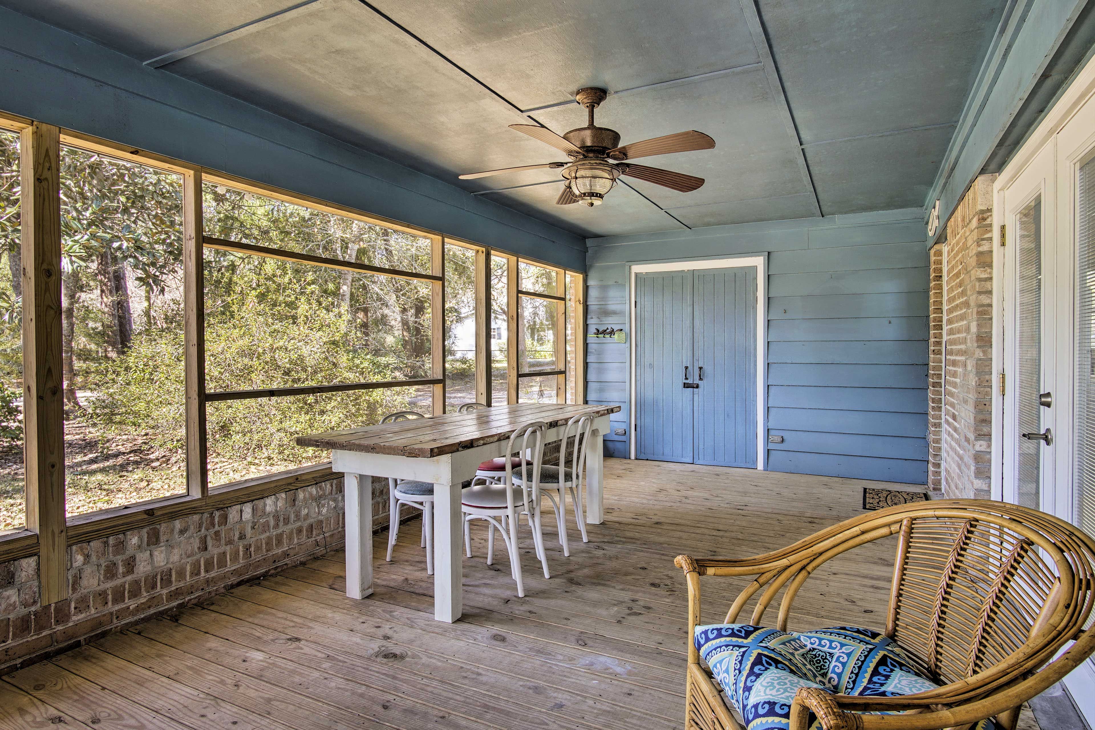 Screened-In Porch | Dining Area