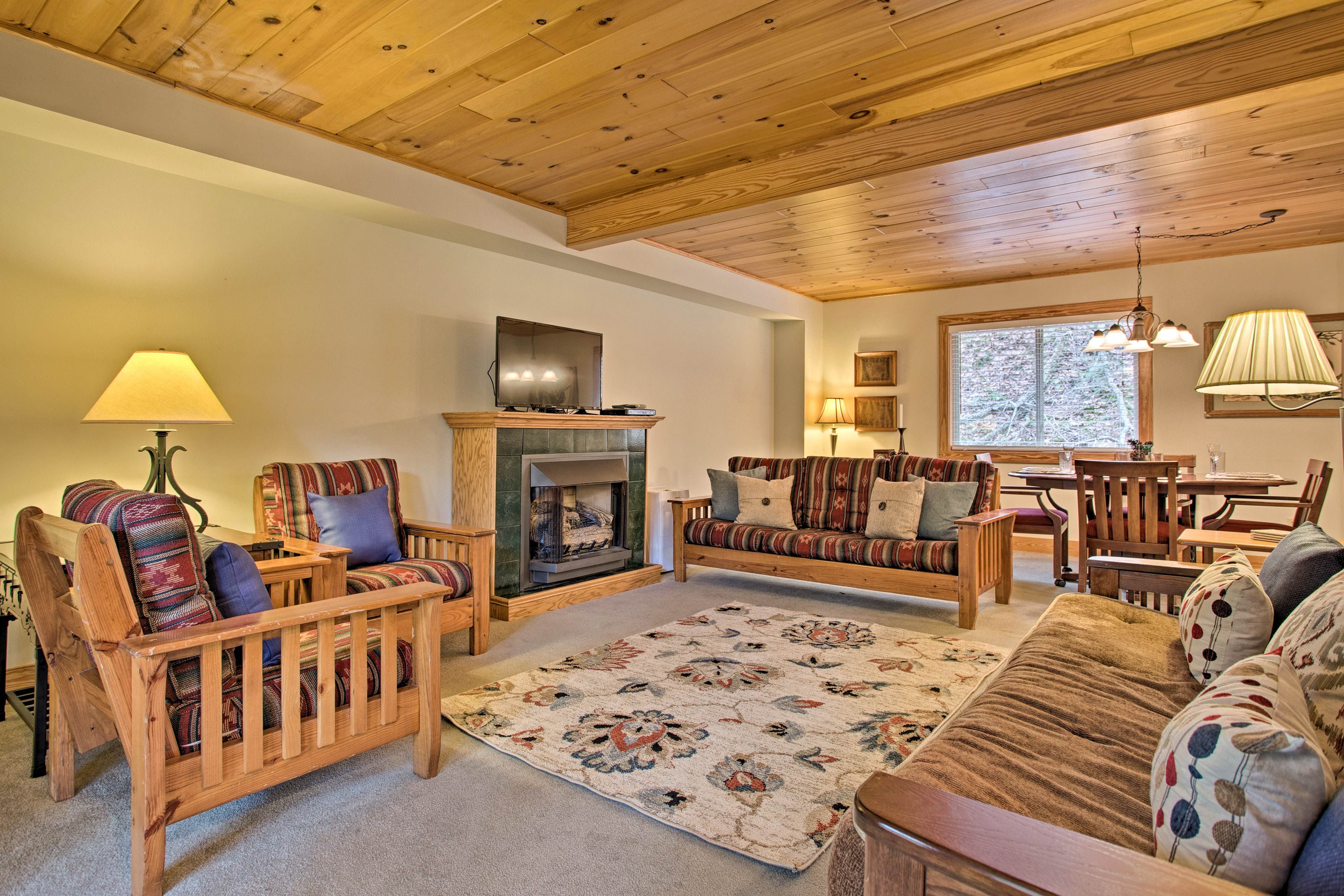 Living Room | Free WiFi | Central Air Conditioning | Board Games | Gas Fireplace