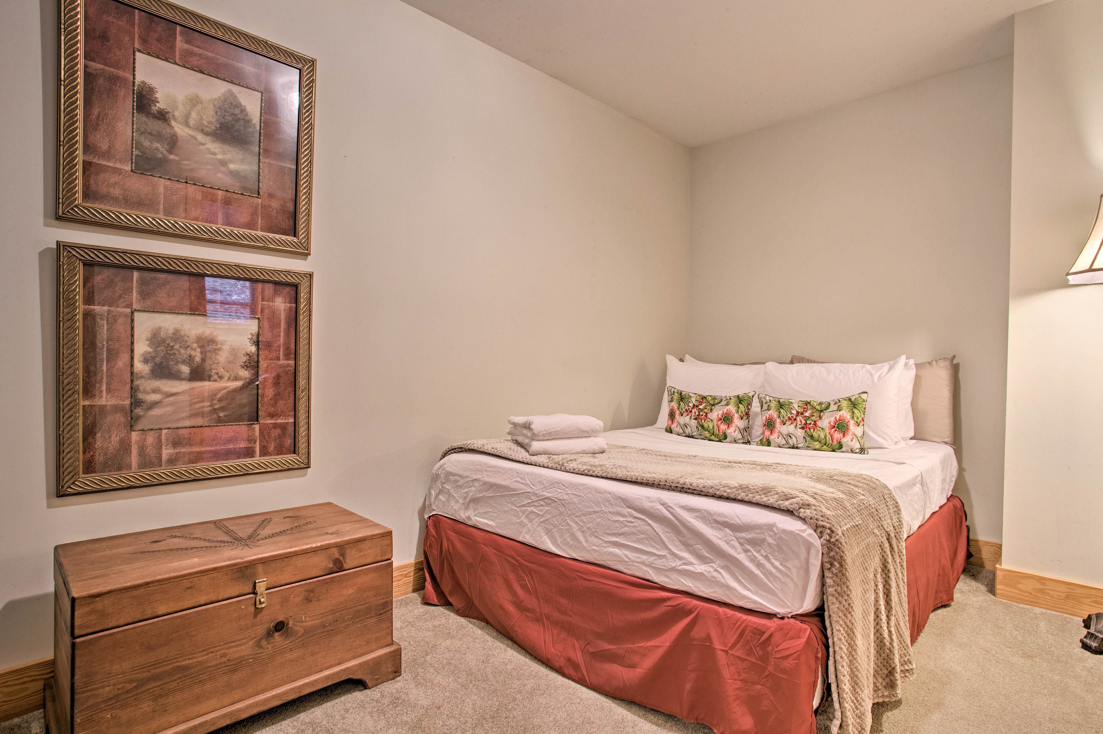 Bedroom 1 | Queen Bed