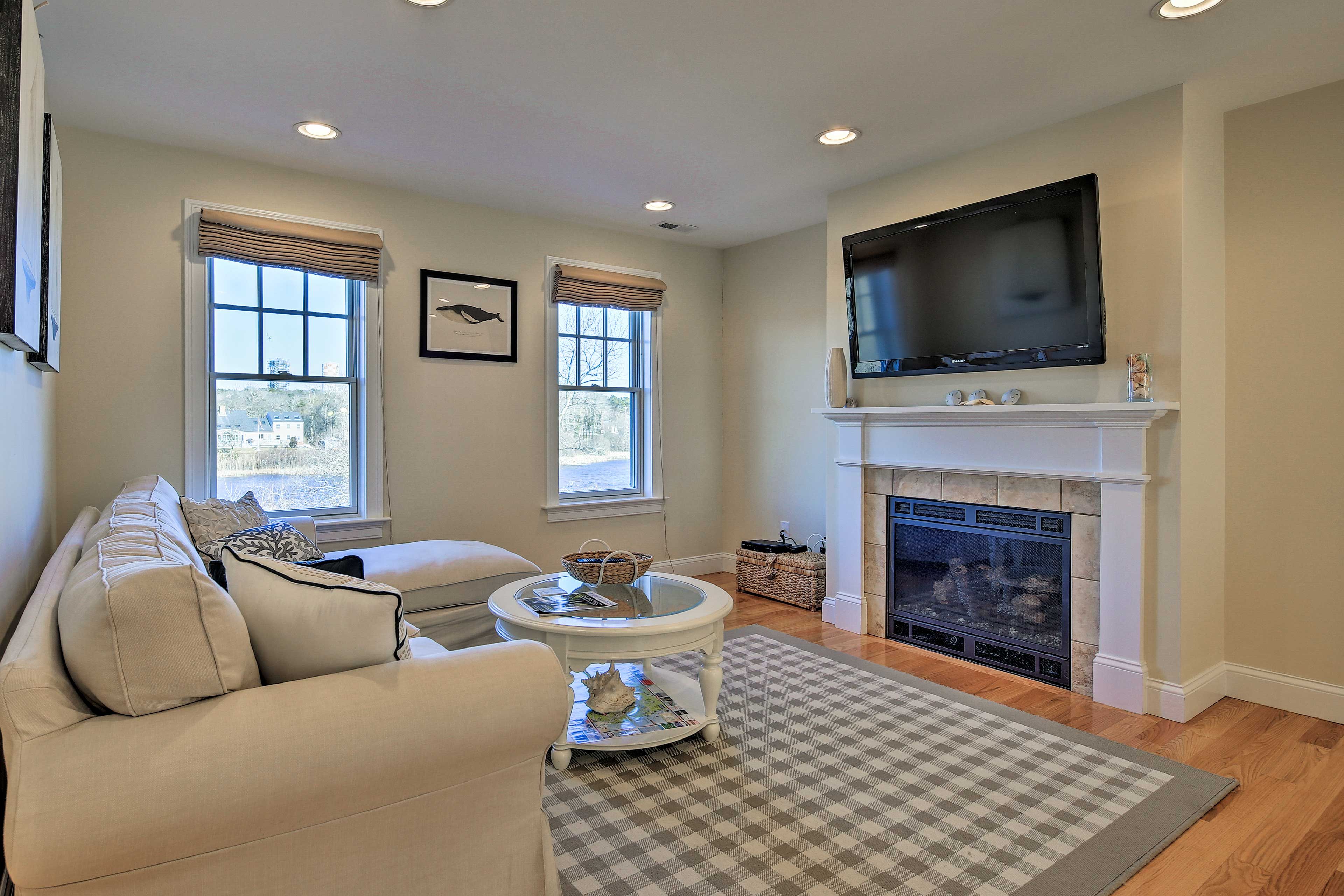 Living Room | Smart TV | Gas Fireplace Unavailable | Free WiFi