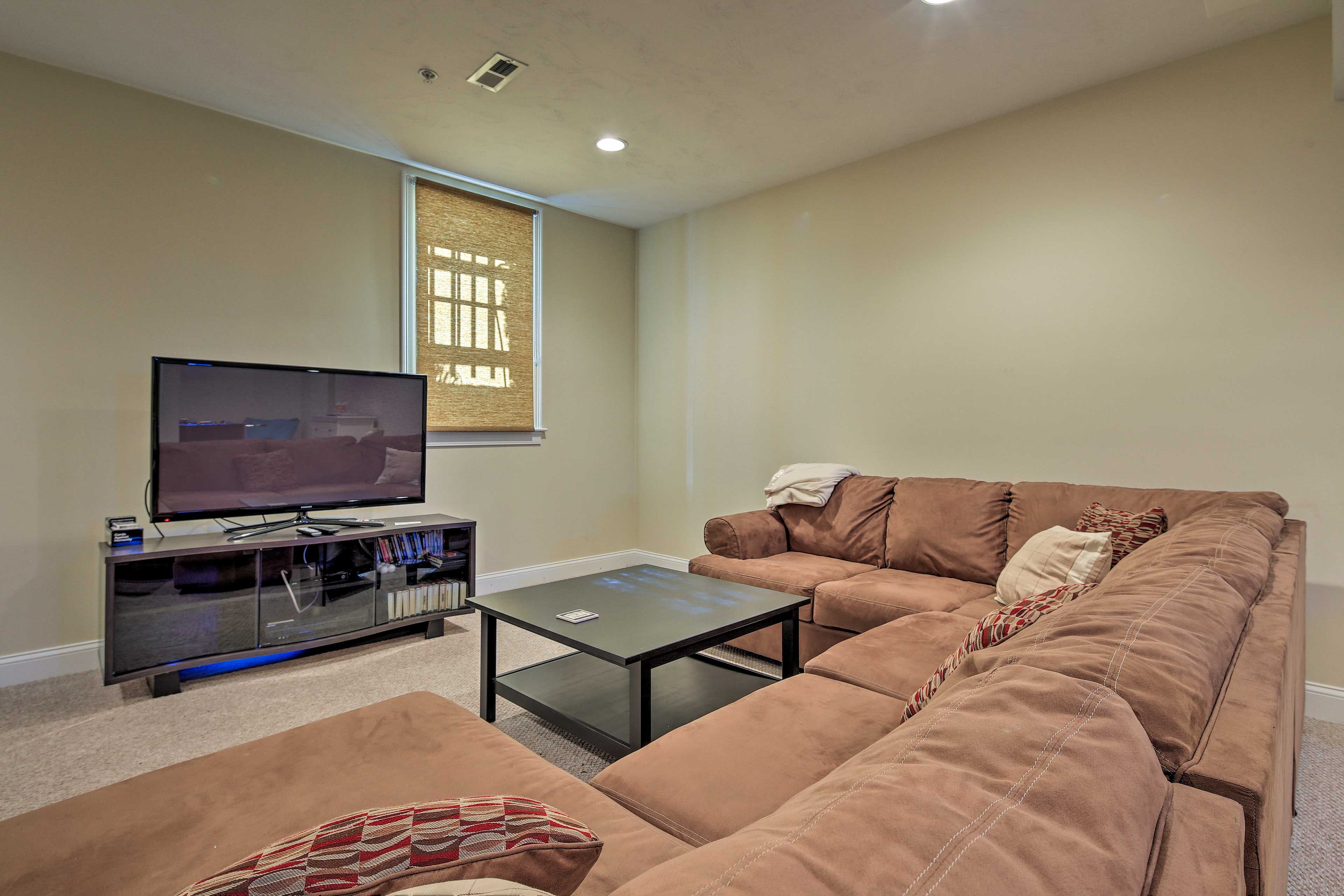 Game Room | Twin Daybed w/ Twin Trundle Bed | Downstairs