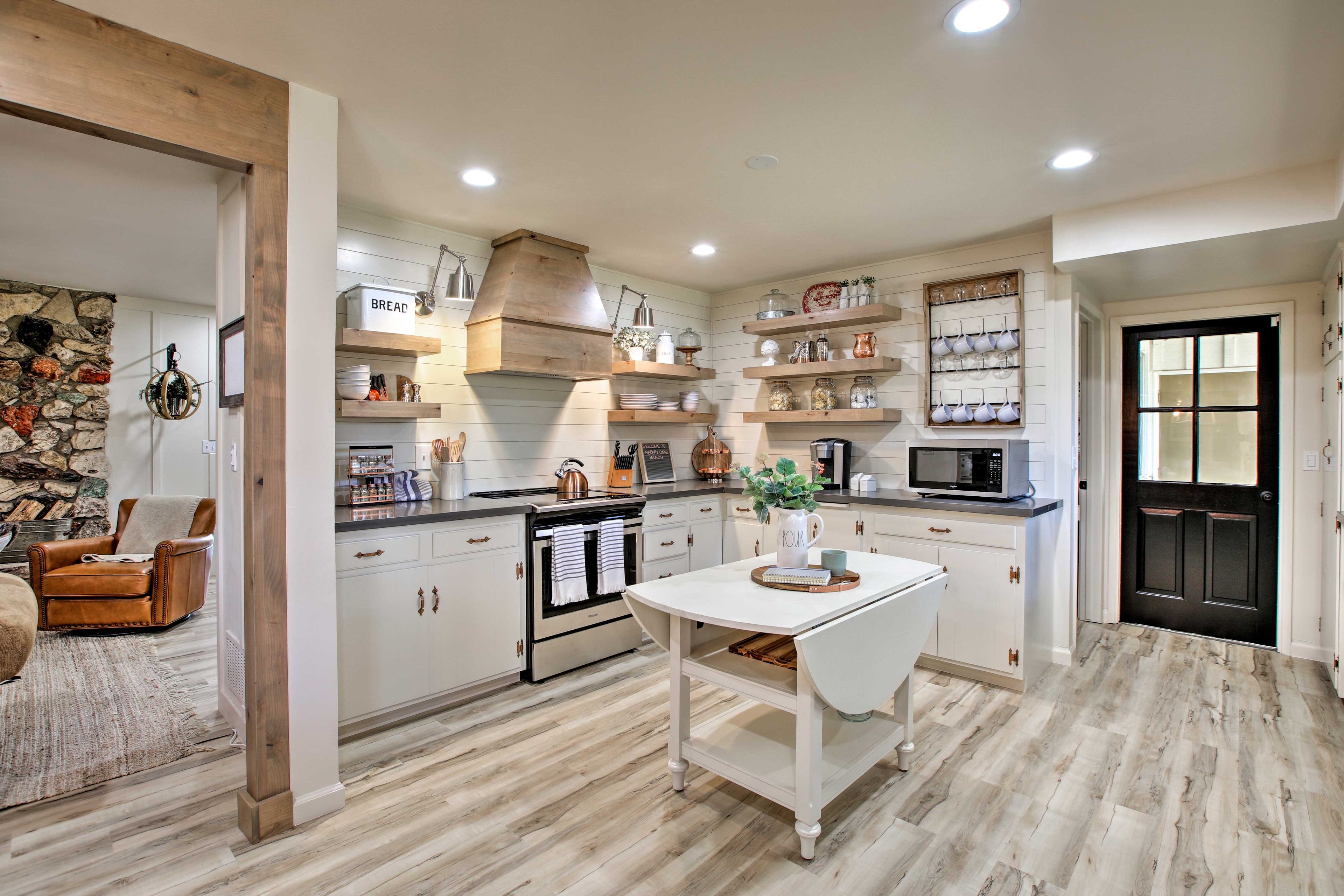 The fully equipped kitchen has everything you need.