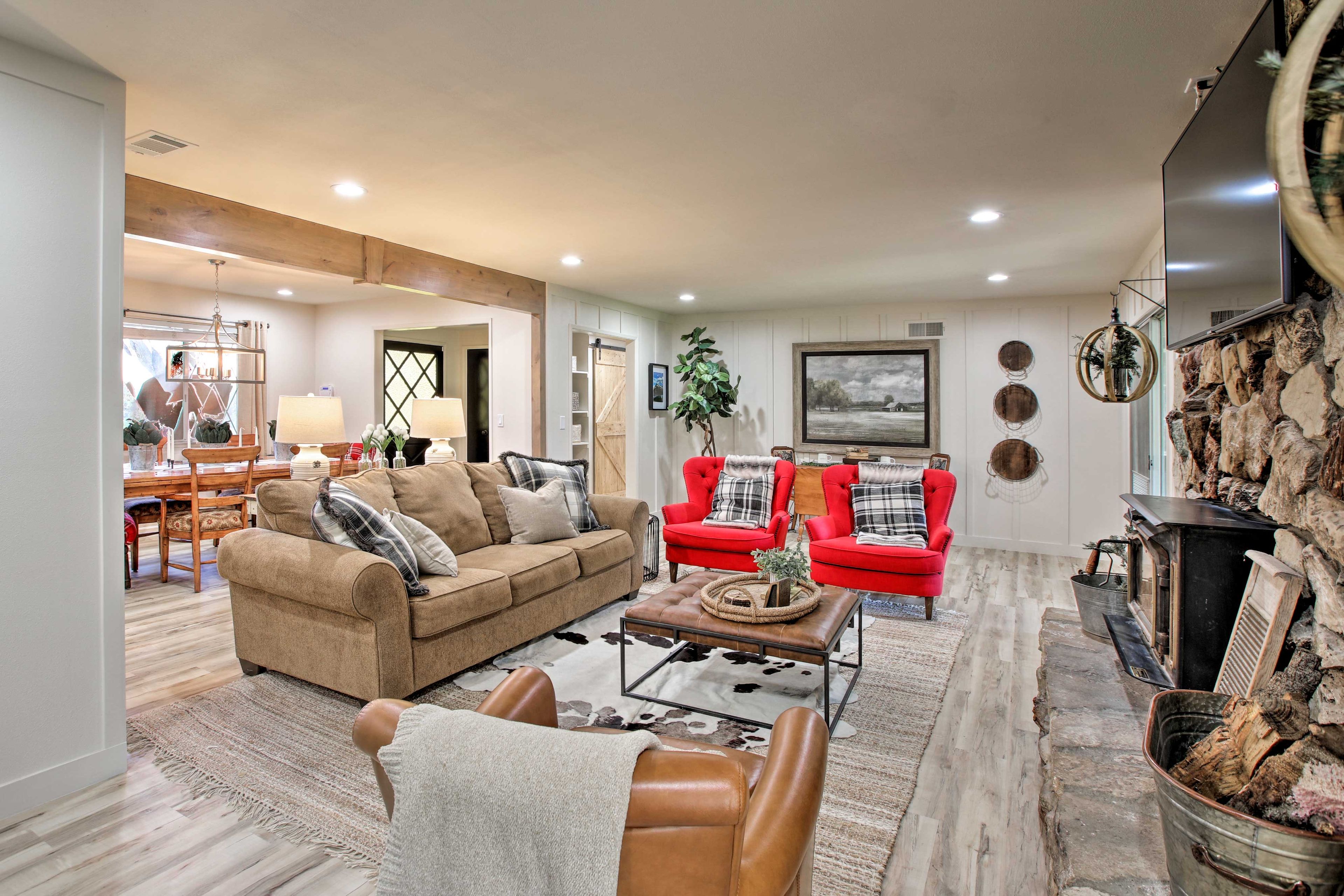 There are 4 bedrooms, 2 bathrooms, and accommodations for 10.
