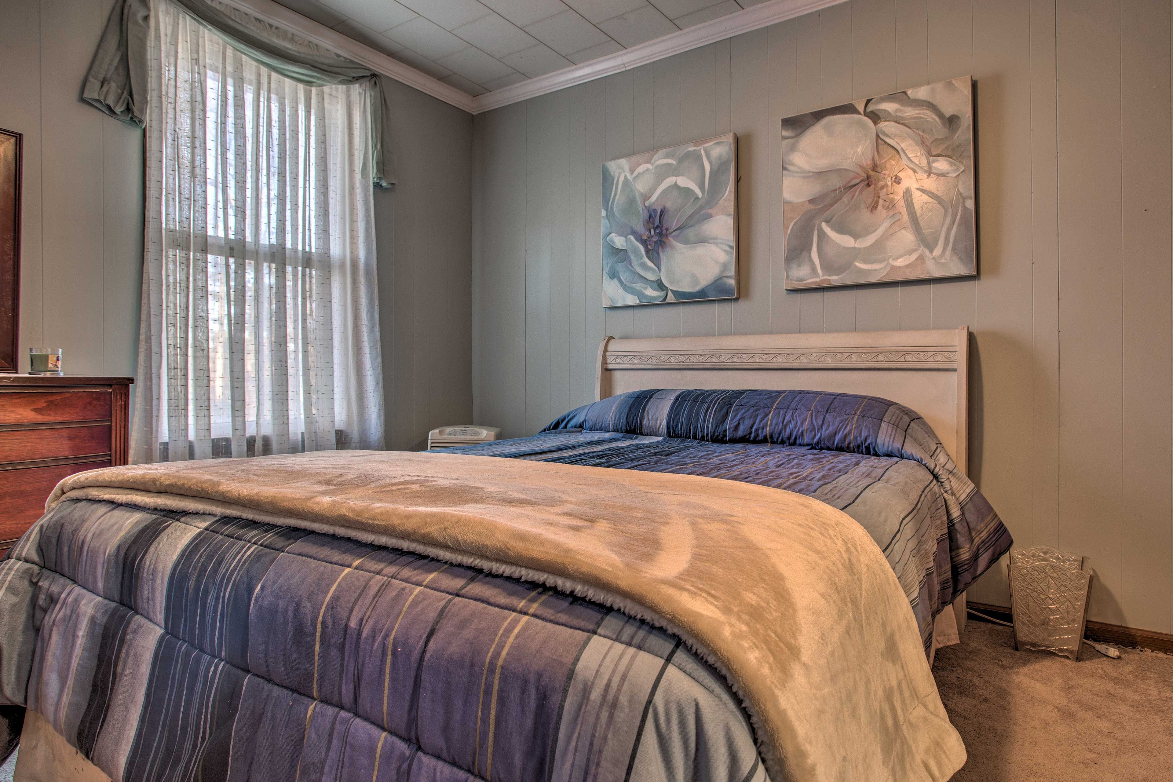 You'll find a queen bed in this room.